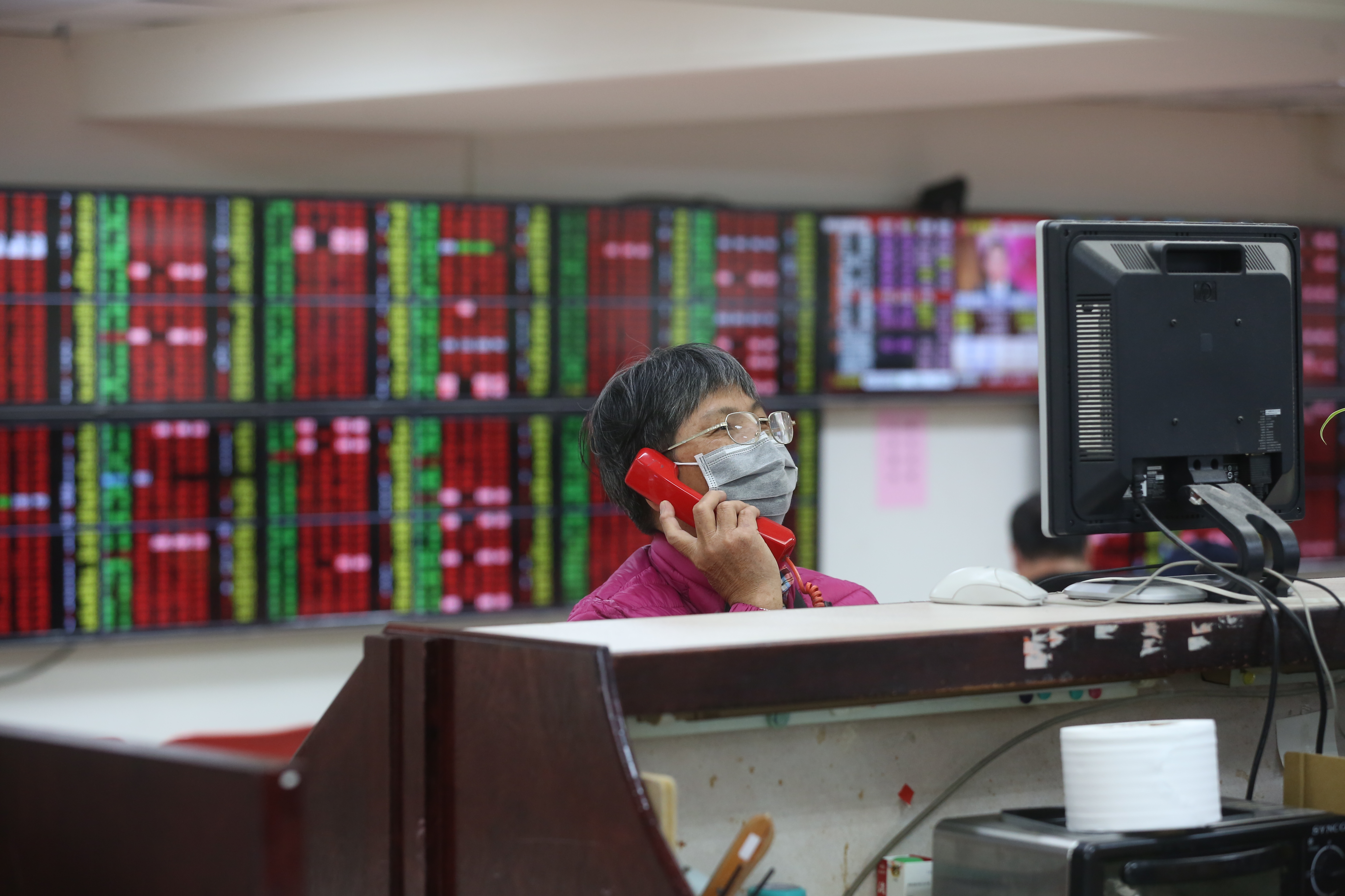 美股全面上漲，帶動台股16日開盤漲勢凌厲，最終加權指數狂漲278點，收13551點，再創台股歷史新高。（本刊資料照）