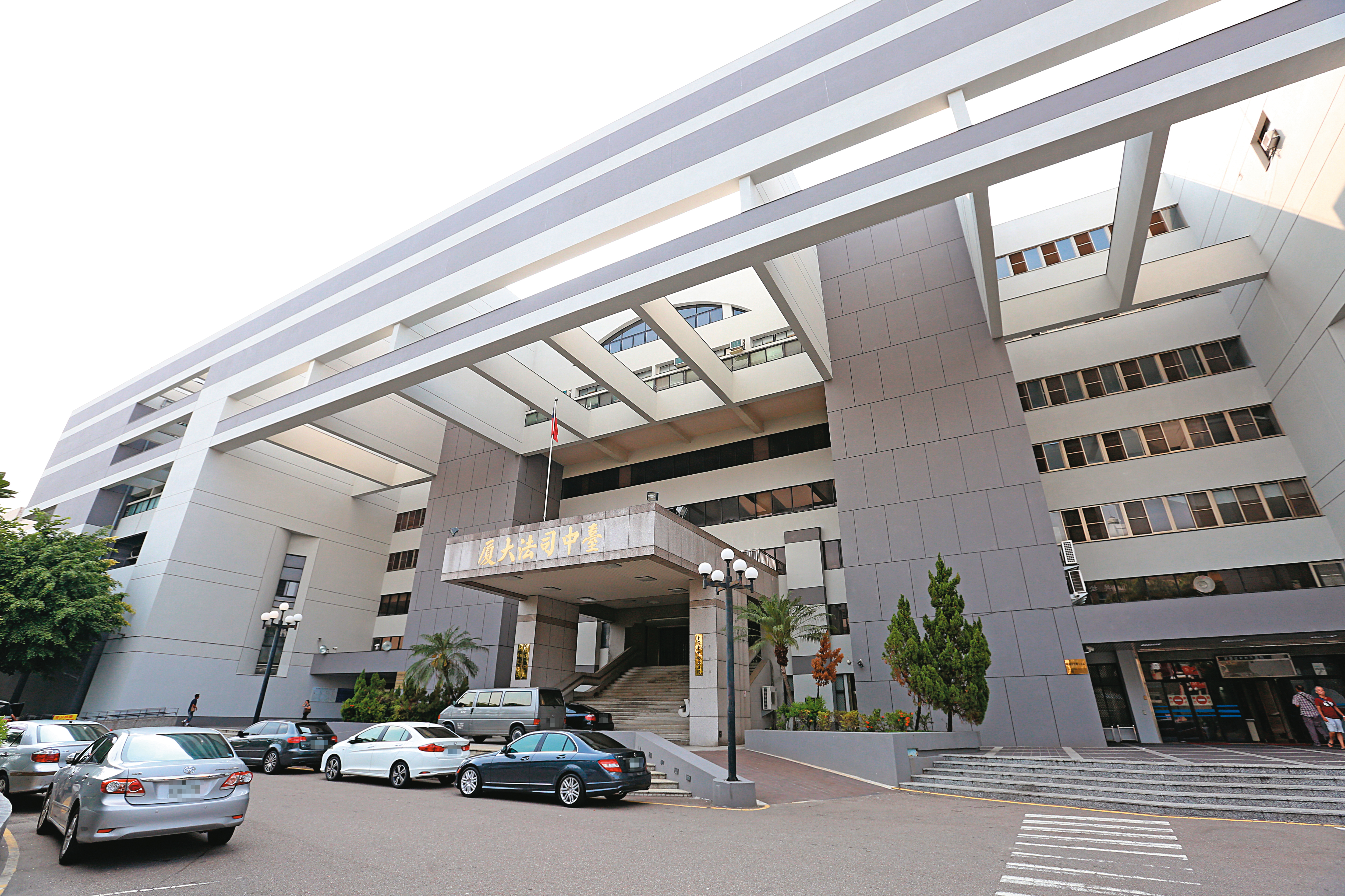 台中地院(圖)將陳姓狼師判刑5個月及8個月,因其認罪准予緩刑4年,須強制治療。