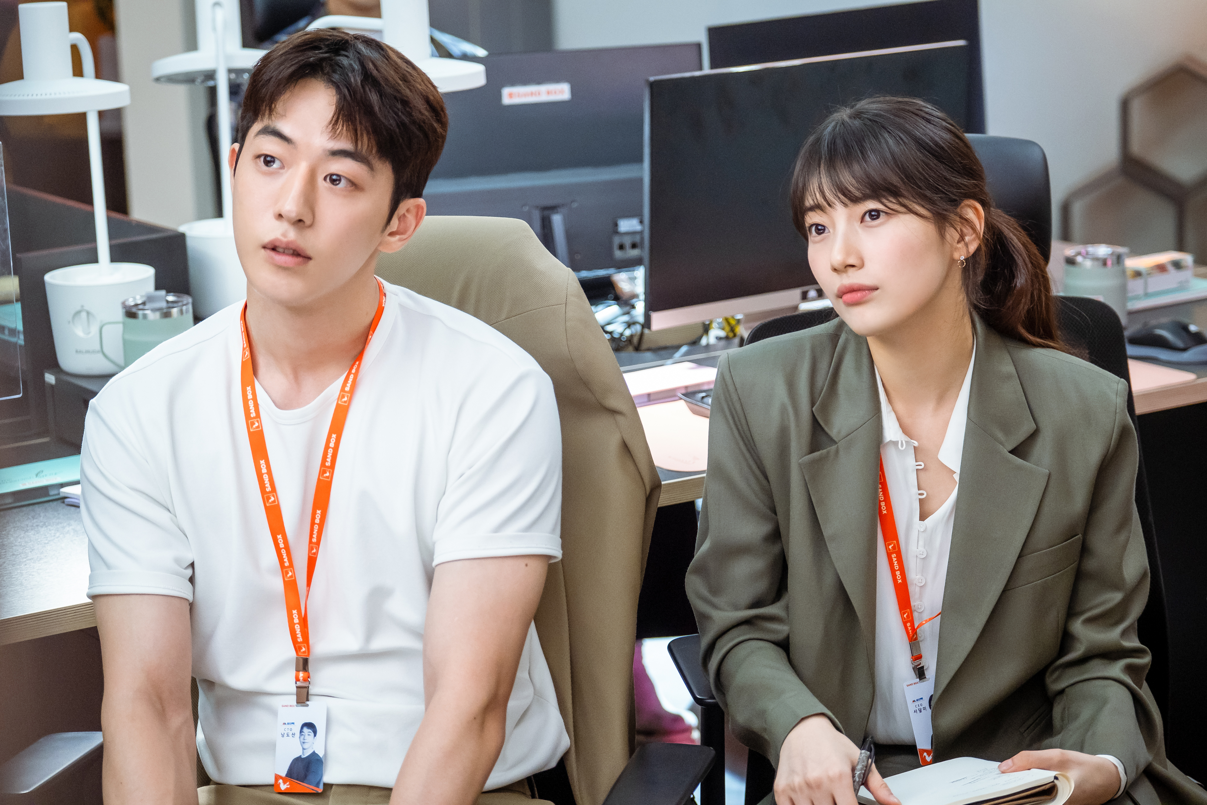 劇中秀智（右）和南柱赫攜手創立公司，更擔任公司CEO。（Netflix提供）