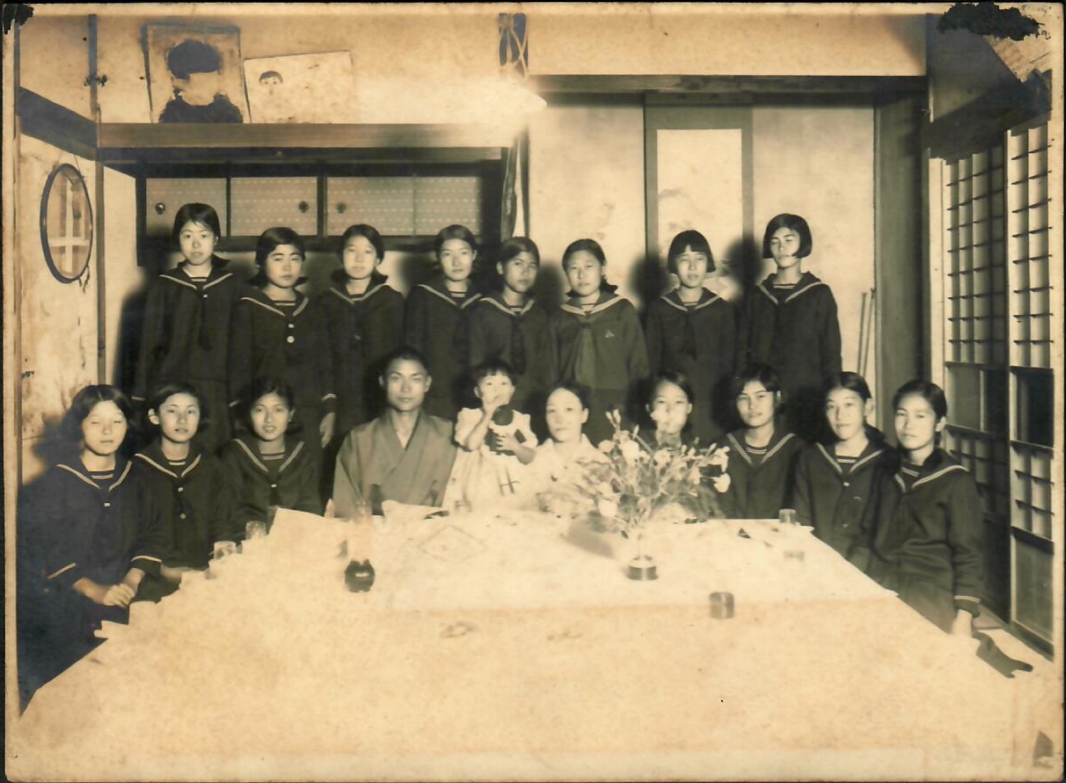 雄女校方遺失的這組日治時期老照片，對黃生來說不是可以用錢解決的問題。（黃彥傑提供）