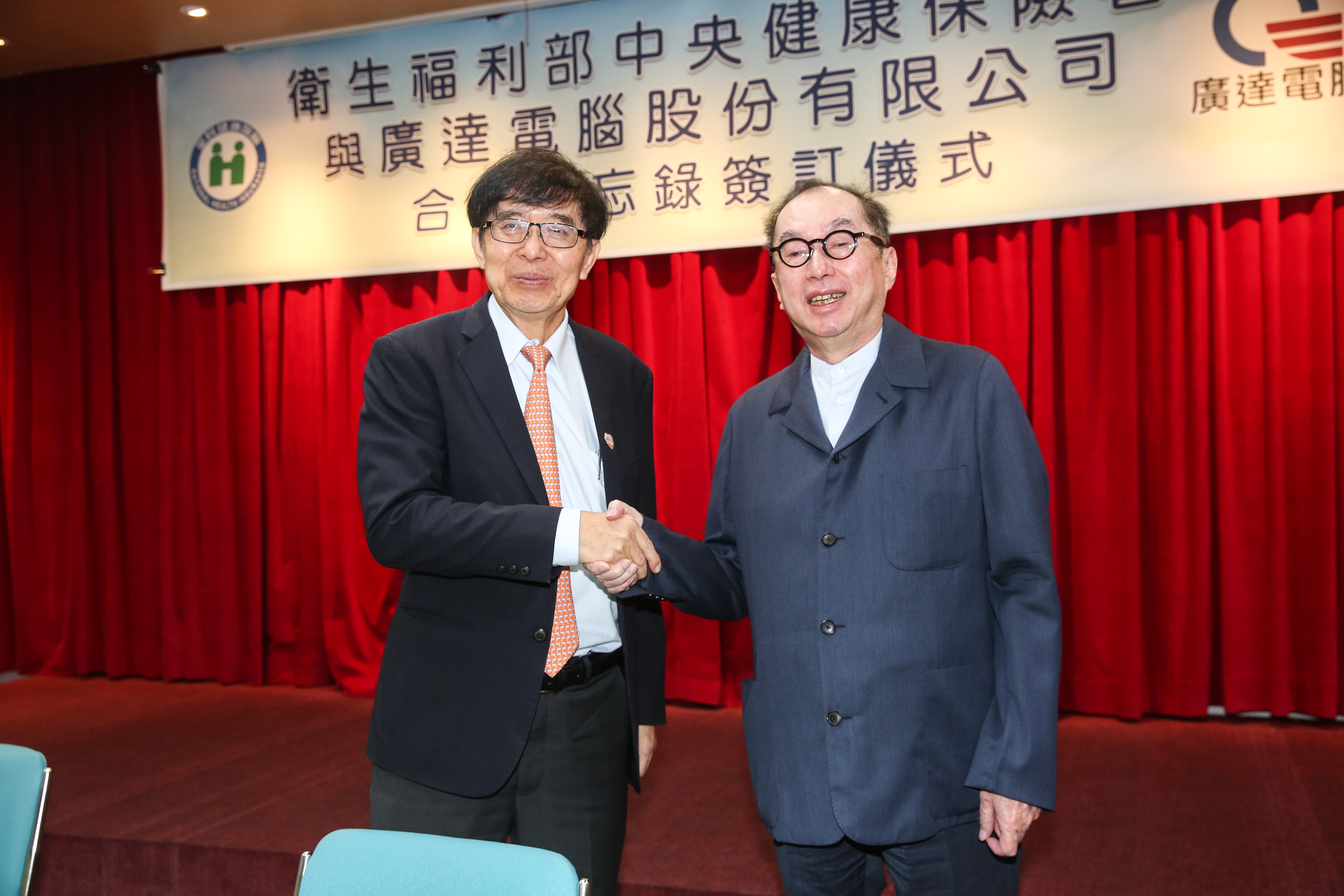 廣達董事長林百里（右）為號稱國內最快和最準的柏勝生技快篩檢測的背後金主。