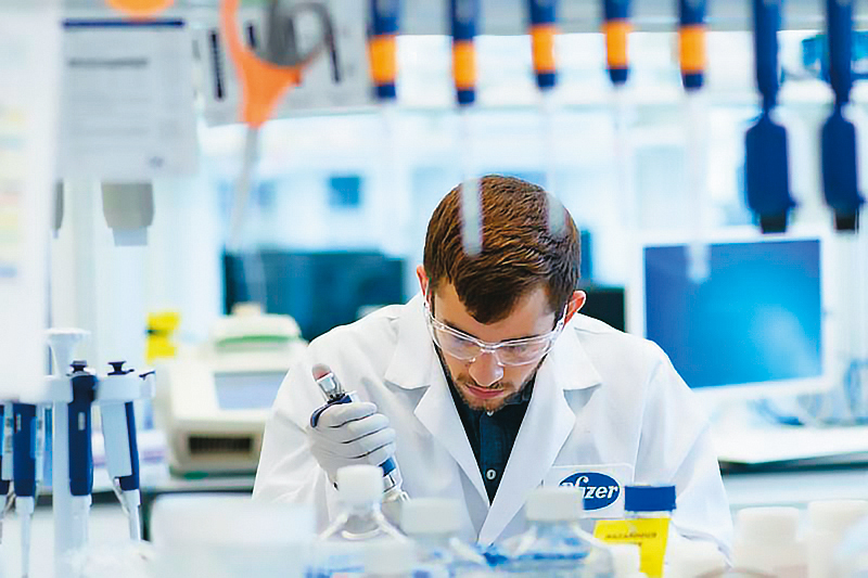 輝瑞疫苗出現重大突破，但民眾可能因此放鬆警戒，對實體經濟造成2次傷害。（翻攝Pfizer臉書）