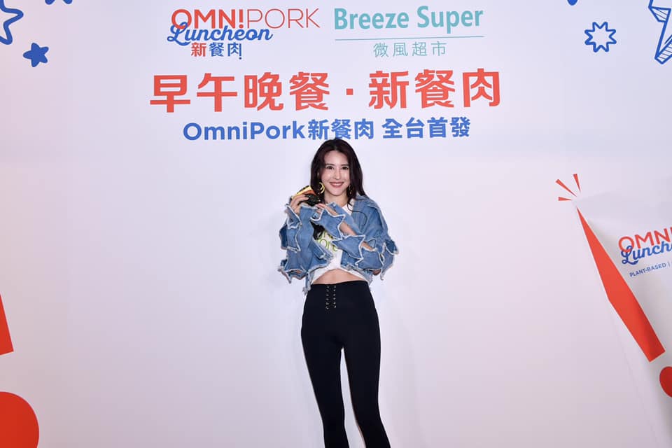 穆熙妍出席活動被逼問孕事，透露一度考慮想找代理孕母。（翻攝自穆熙妍臉書）