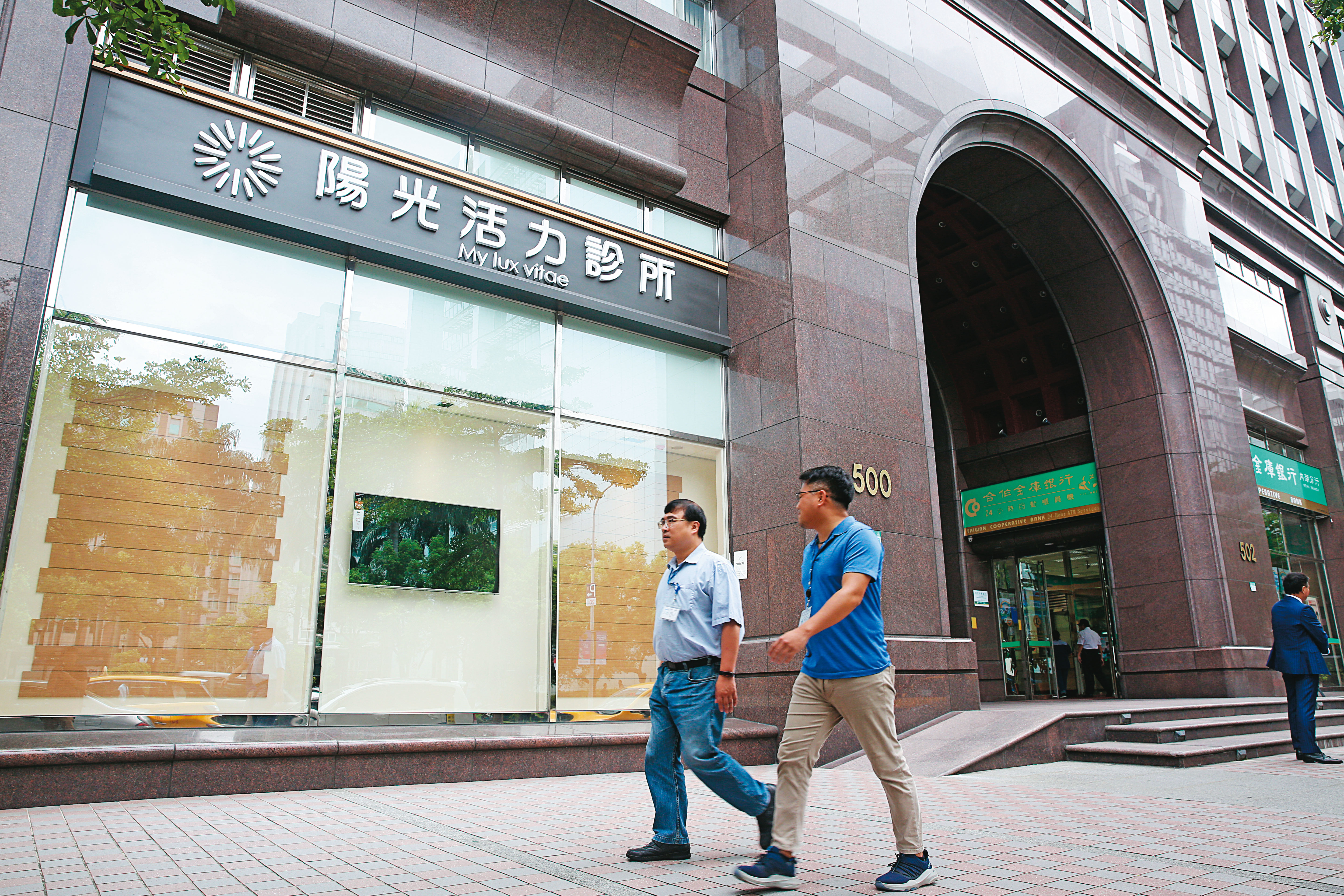 仁寶打造生醫一條龍，占地200坪的陽光活力診所已正式營運，下一個目標在5年內建立大型醫院。