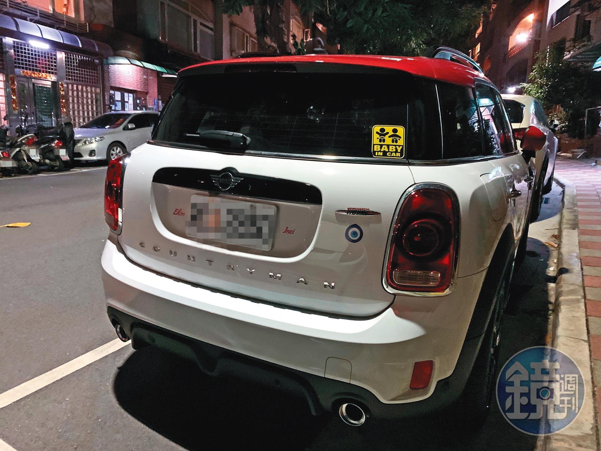 吳鳳今年才花了上百萬元購入新車,車牌旁還貼有女兒名字。