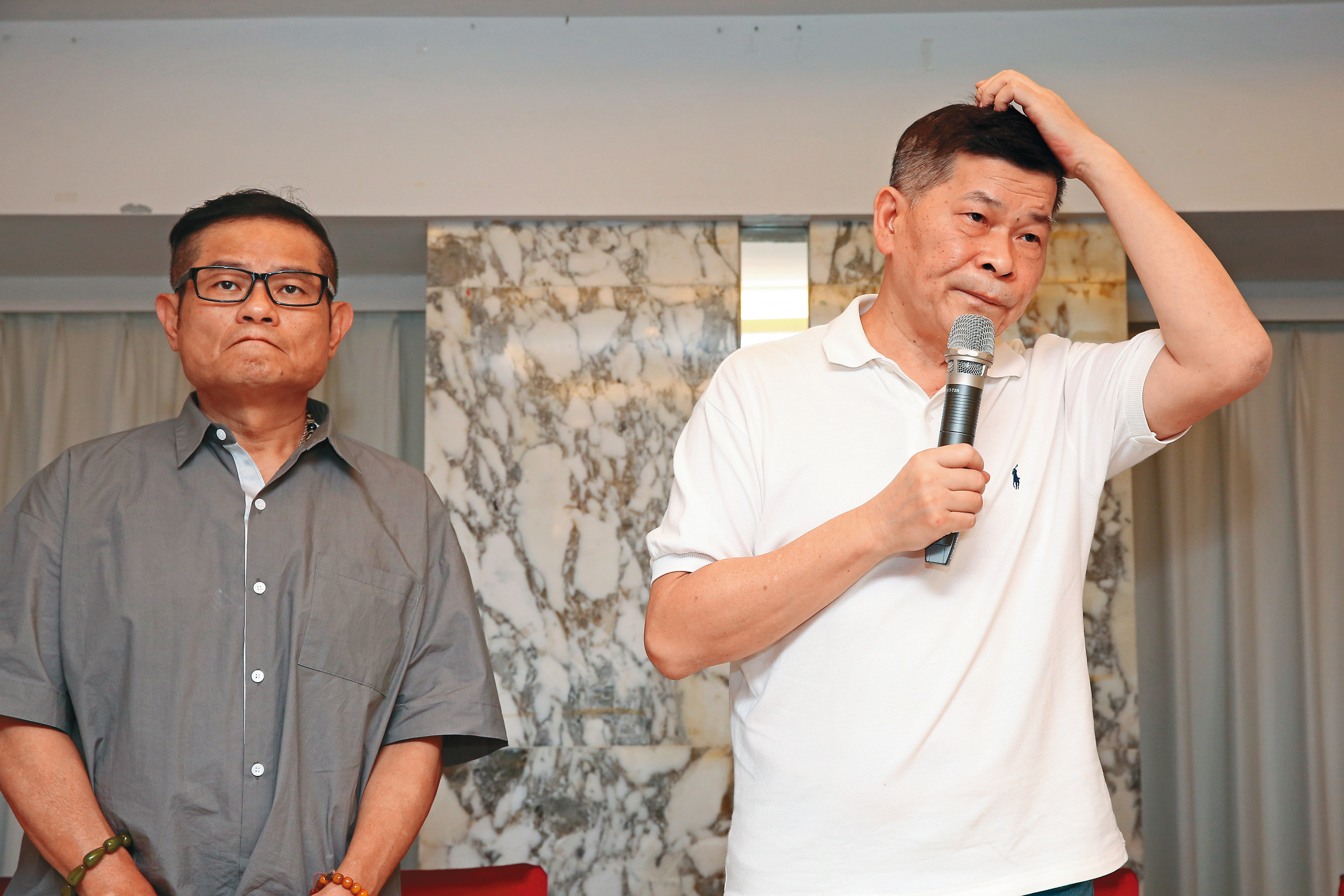 8月時澎恰恰（右）突召開臨時記者會，自曝因背負龐大債務，不得已宣布破產。左為許效舜。