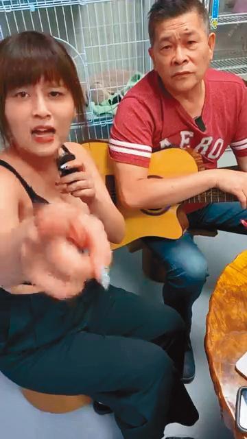 未正式直播前，澎恰恰（右）拿著吉他，先用唱歌來暖身。（翻攝自澎恰恰的大鼻峒臉書）