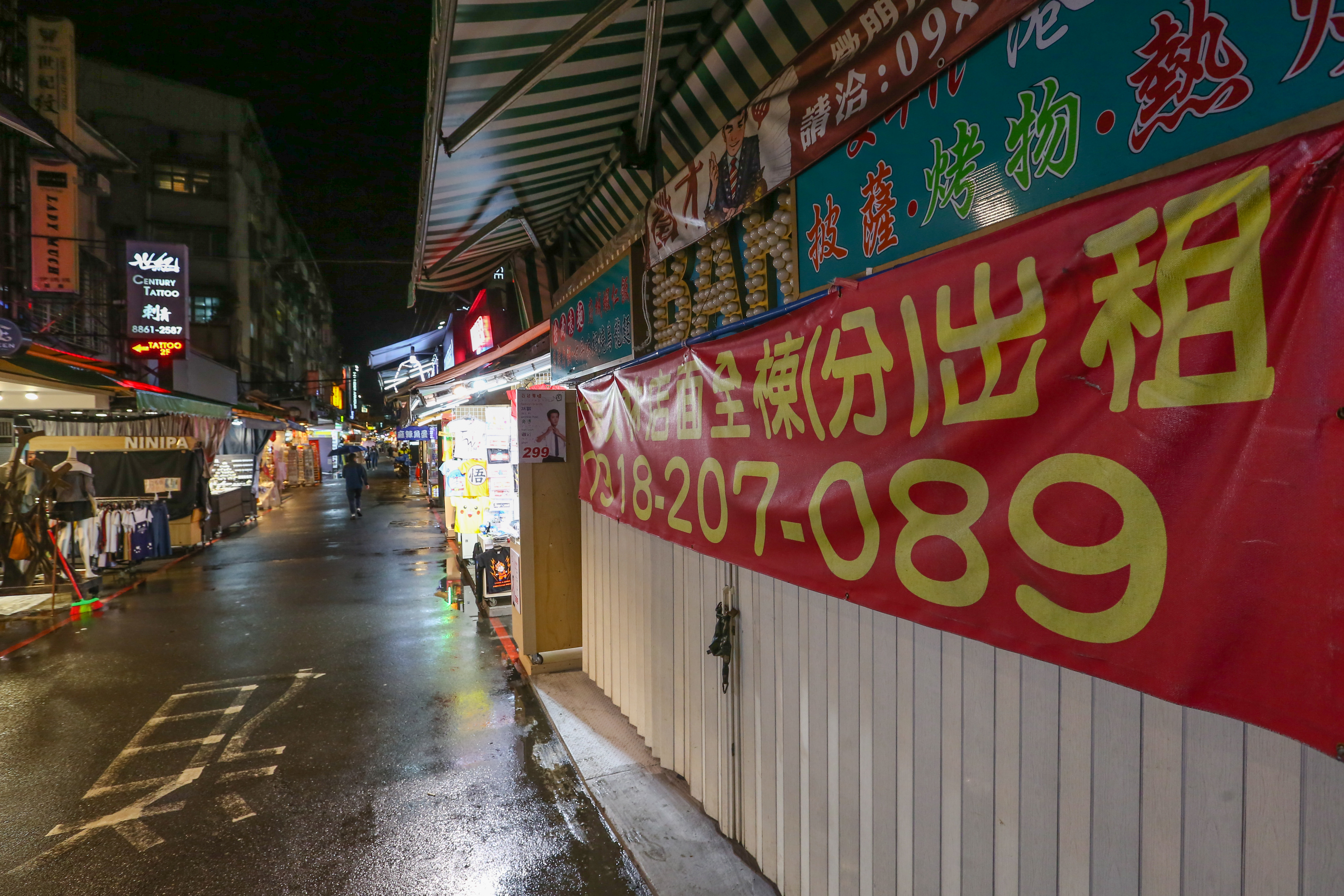 士林夜市人潮不再，許多商家倒閉，黃金店面紛紛又掛出分租告示。（本刊資料照）