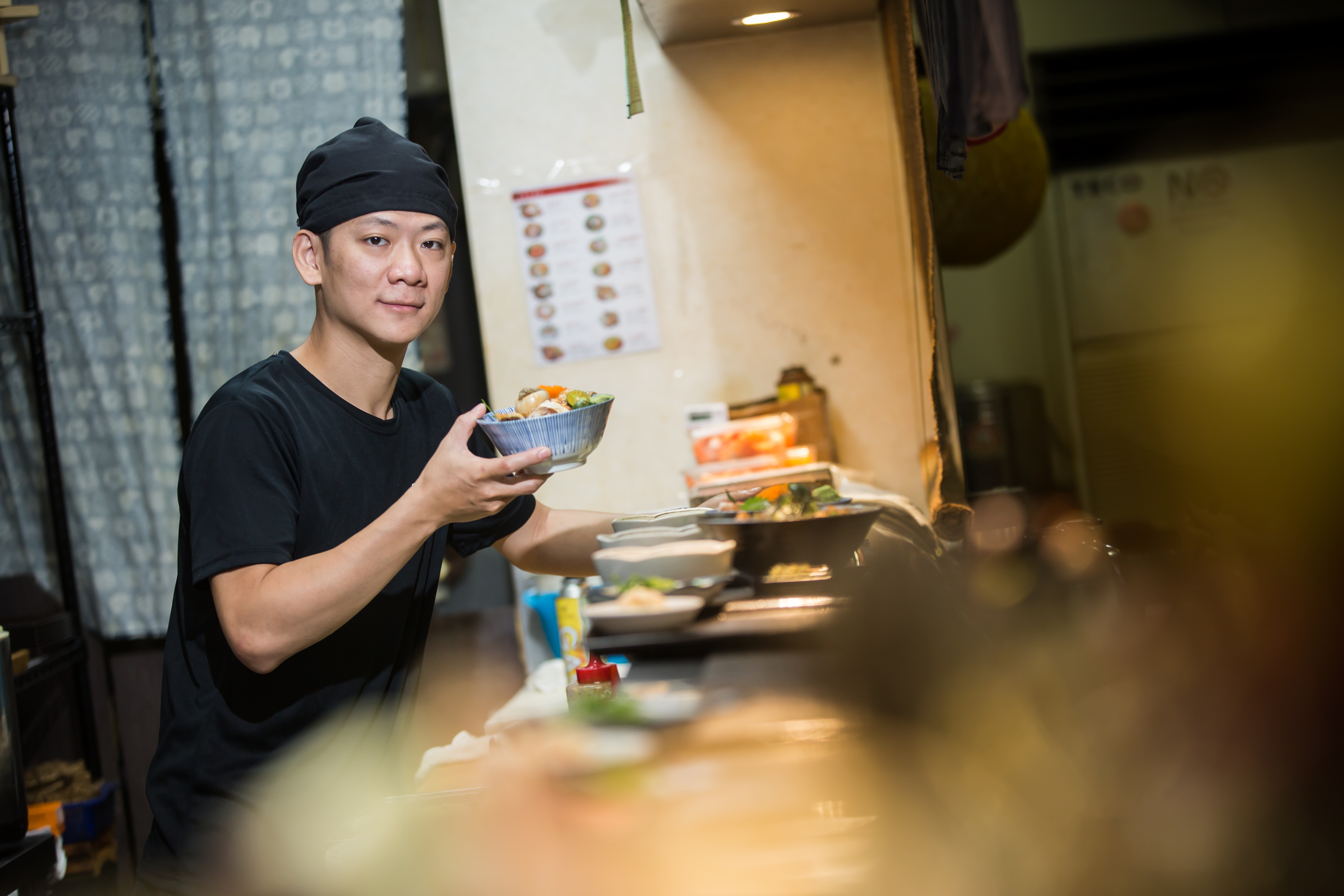 在育幼院長大的陳煥傑，以日本料理一圓創業夢，專攻生熟食丼飯的澄食小人屋，2間店旺季月收合計可達200萬元。