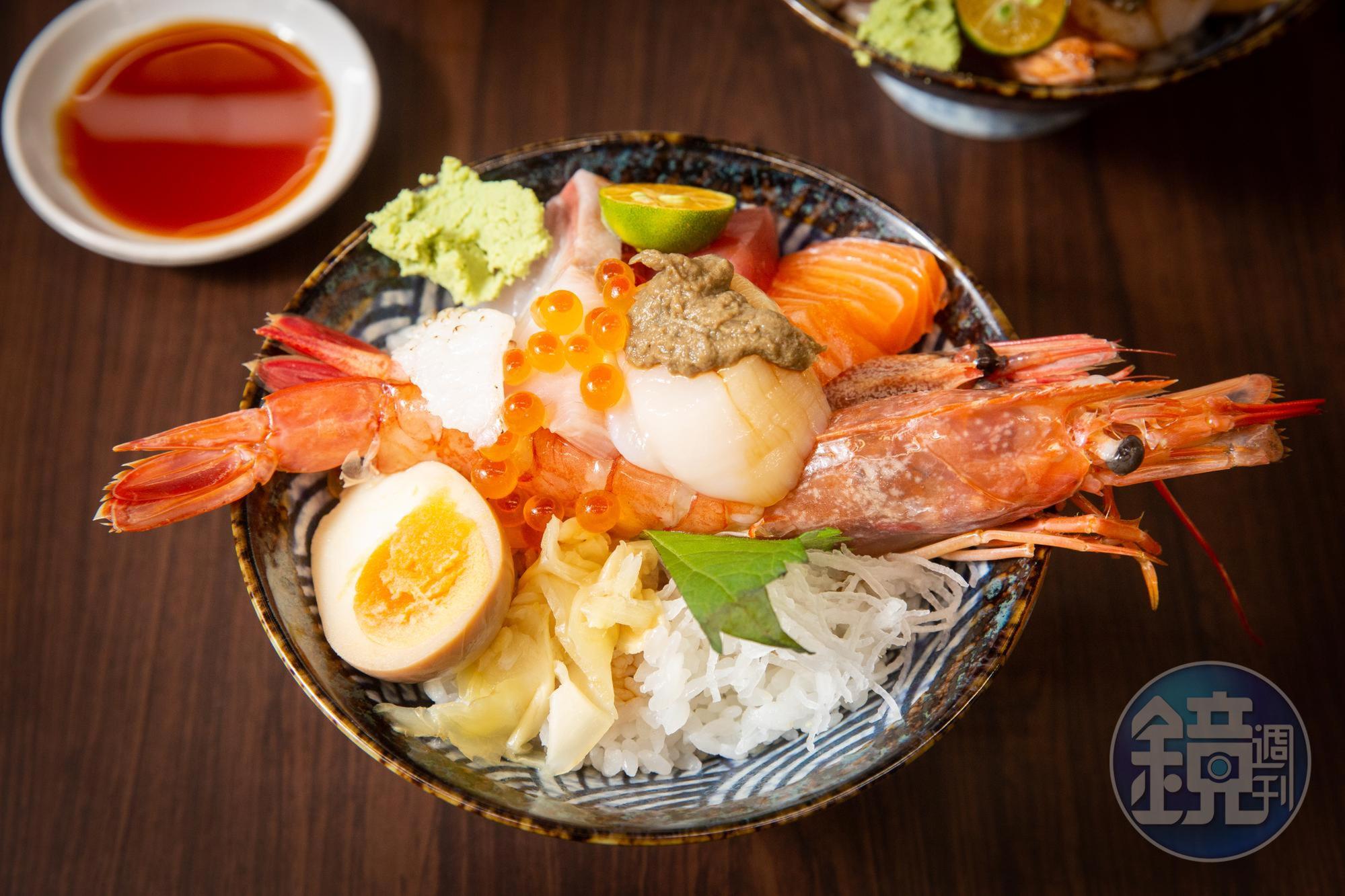 招牌「海神丼」以甜蝦、赤蝦雙拼鋪底,疊上蟹膏、干貝、海膽、鮭魚卵與3種生魚片,是店內的人氣料理。(420元/份)