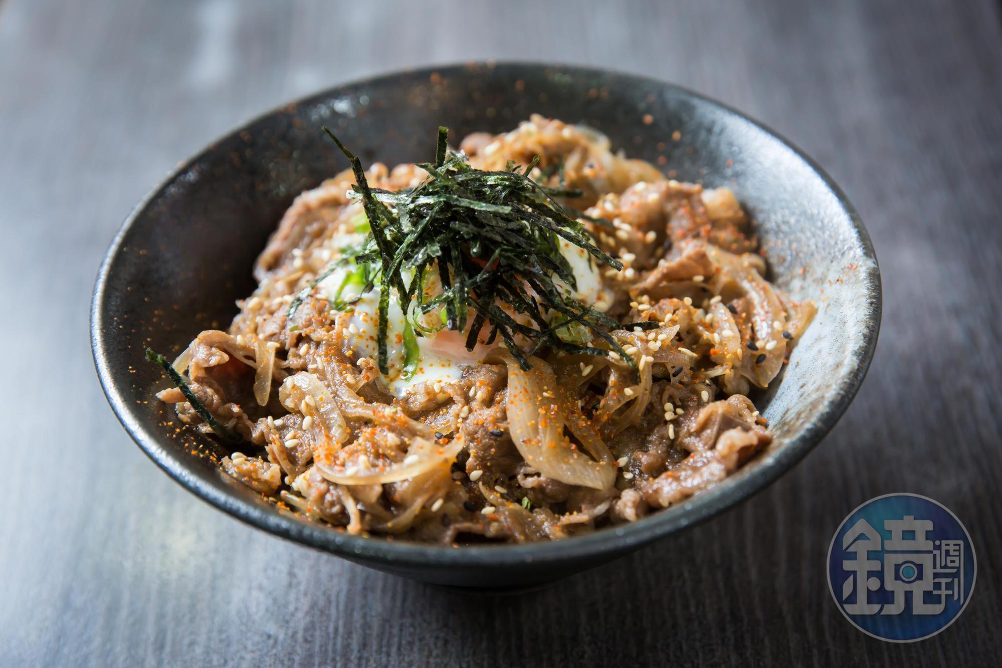 用新鮮蔬果費工熬煮的醬汁,讓燒牛丼更有層次。(160元/份)