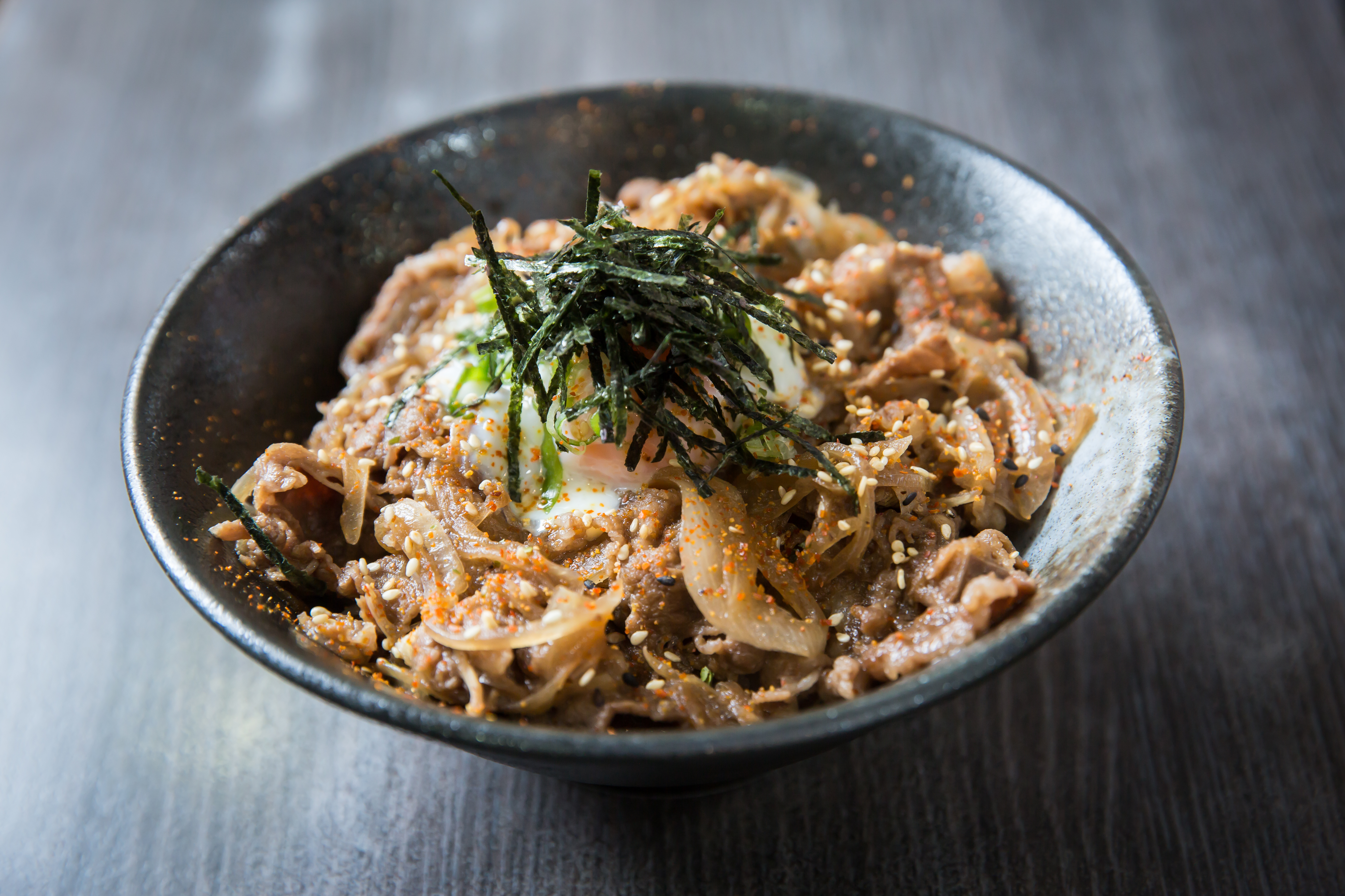 用新鮮蔬果費工熬煮的醬汁，讓燒牛丼更有層次。（160元/份）