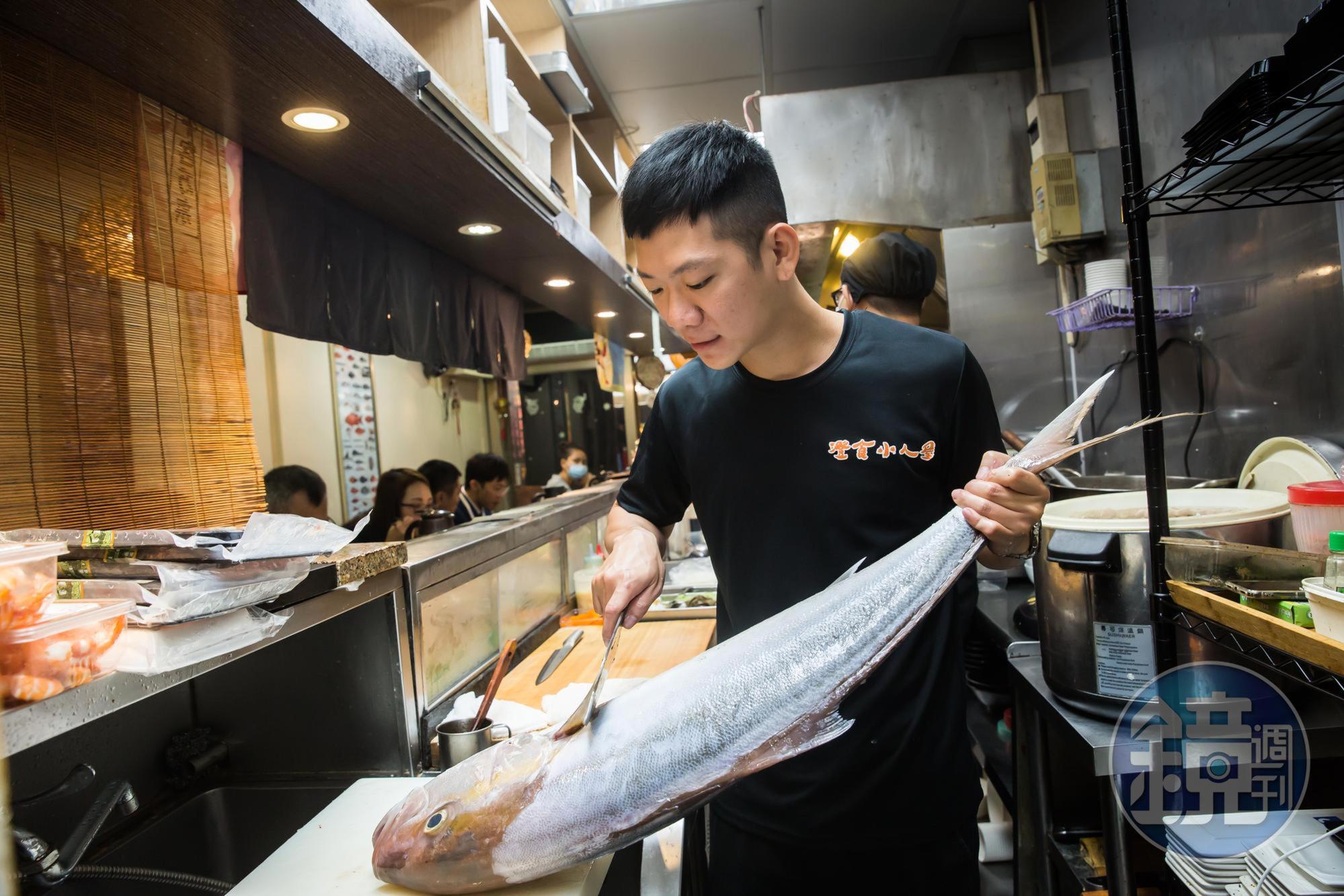 所有魚貨都是當日漁港直送,陳煥傑堅持自己切魚取肉,圖為野生紅甘。