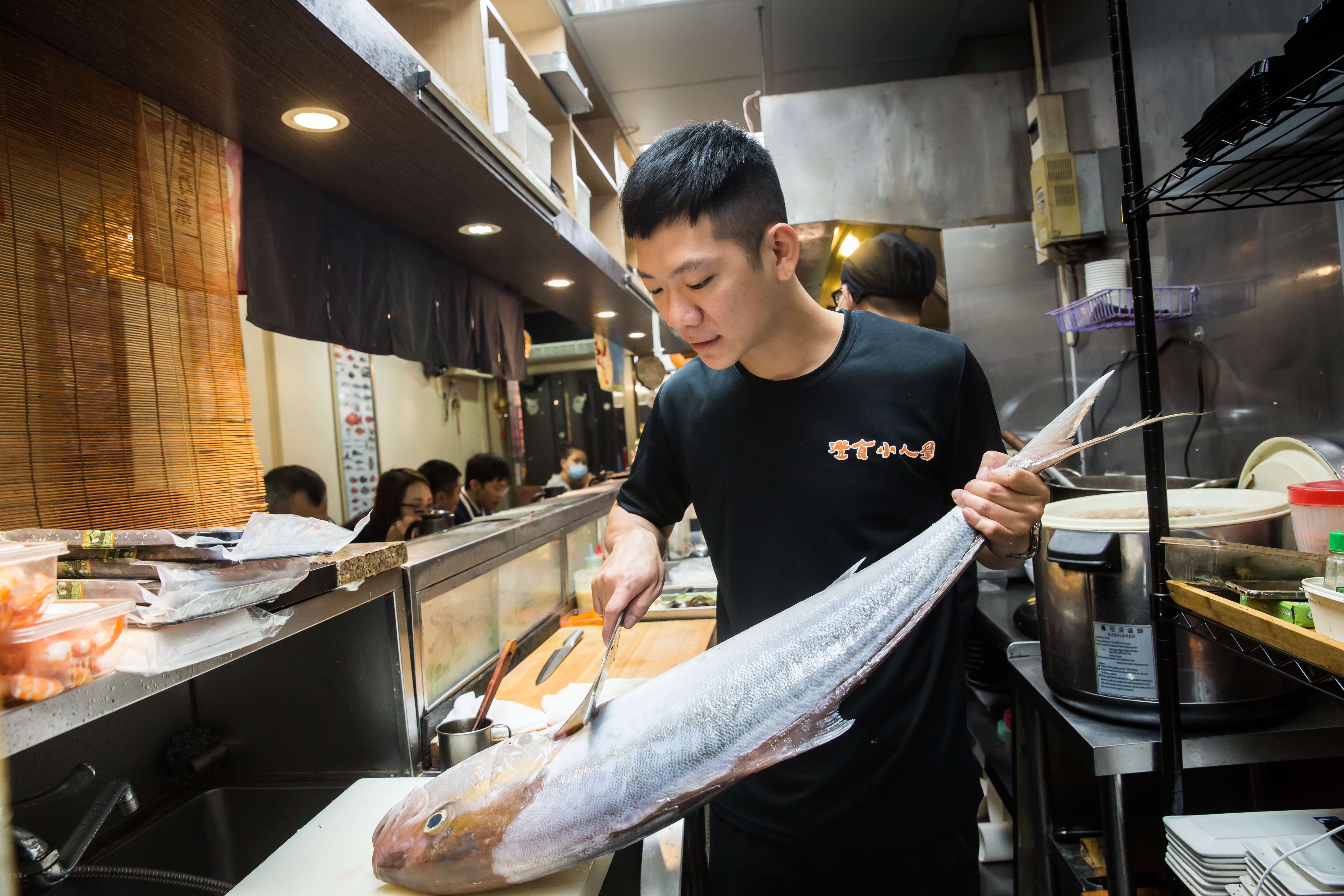 所有魚貨都是當日漁港直送，陳煥傑堅持自己切魚取肉，圖為野生紅甘。