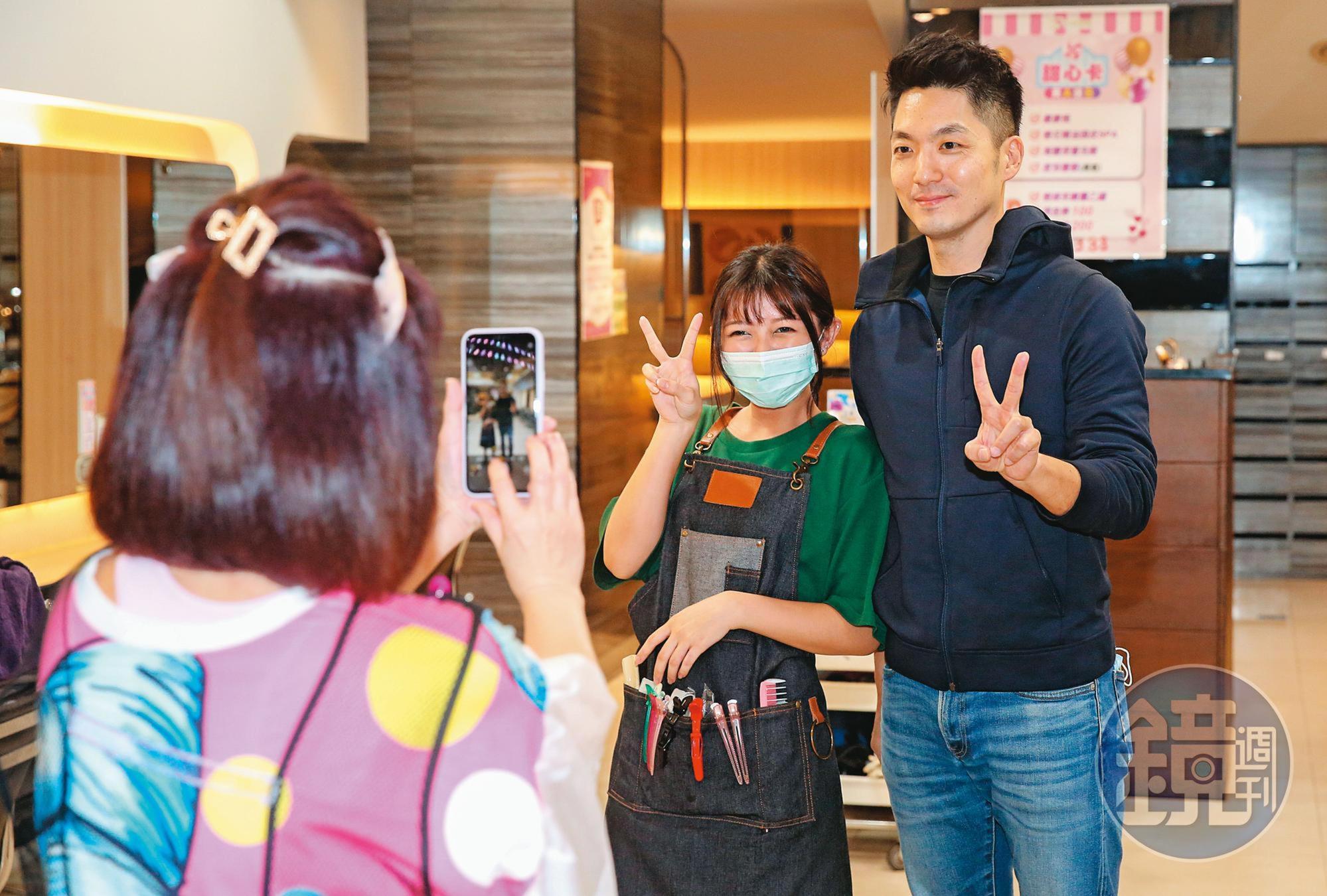 蔣萬安（右）13日前往板橋力挺牛肉麵店家，現場民眾爭相與他合影。