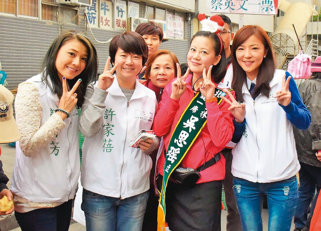 許富男的女兒許家蓓（左2）是連任2屆的台北市議員。（翻攝臉書）