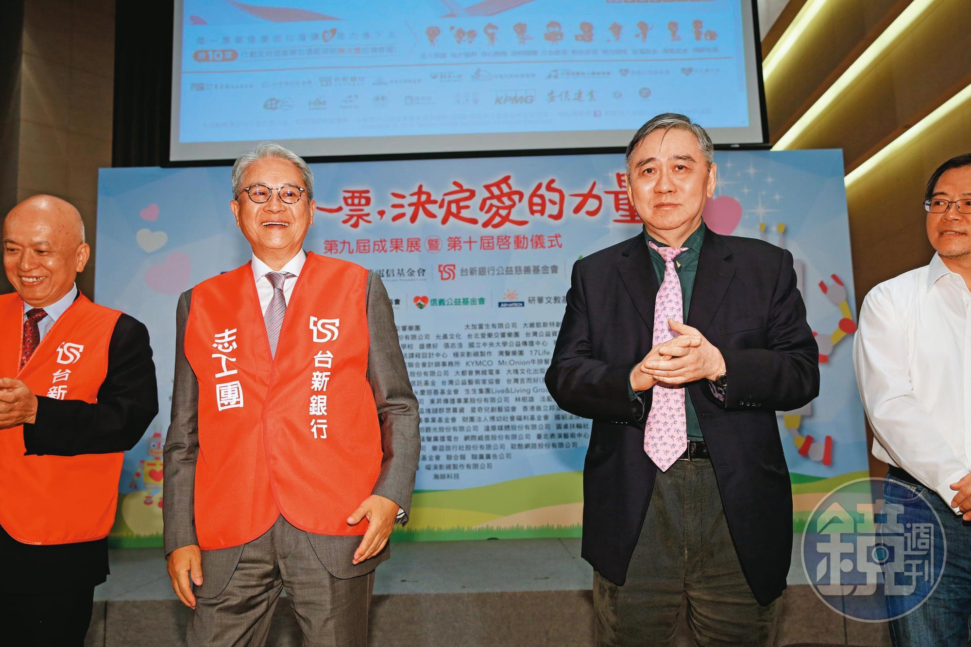 王文洋(右二)是王永慶的二房長子,出走台塑創辦宏仁集團,也致力於公益活動。