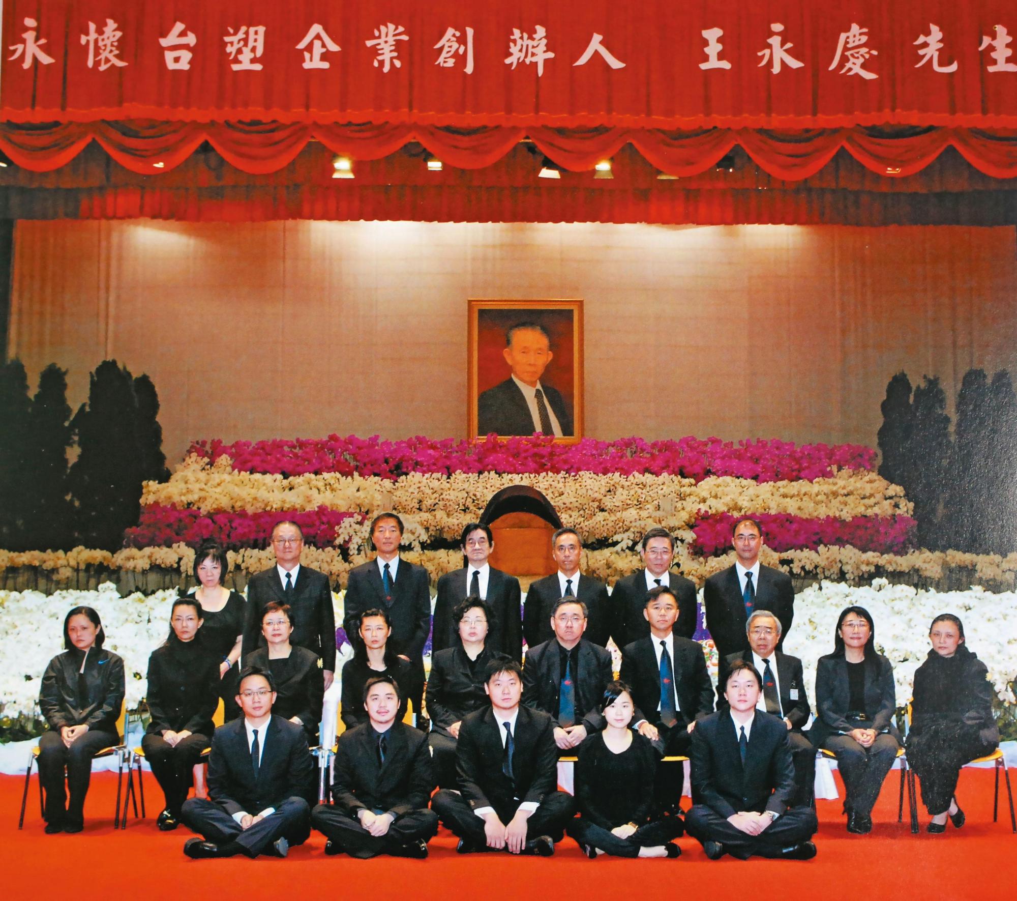 王永慶2008年過世時,子女親屬難得在靈堂齊聚緬懷,但爭產官司至今未停。(台塑提供)