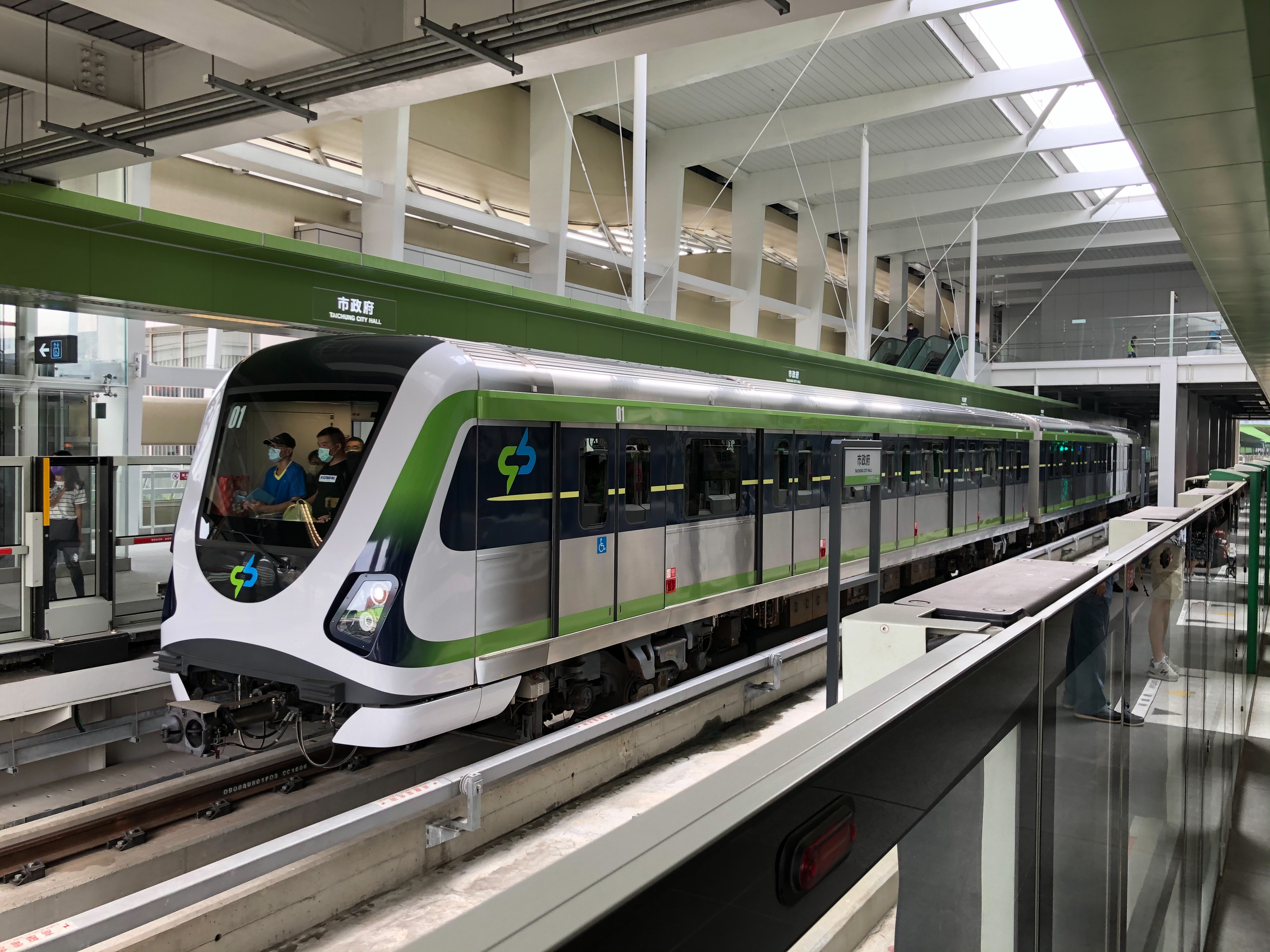 台中捷運試營運首日便吸引不少民眾朝聖,首日運量就破7萬人次。