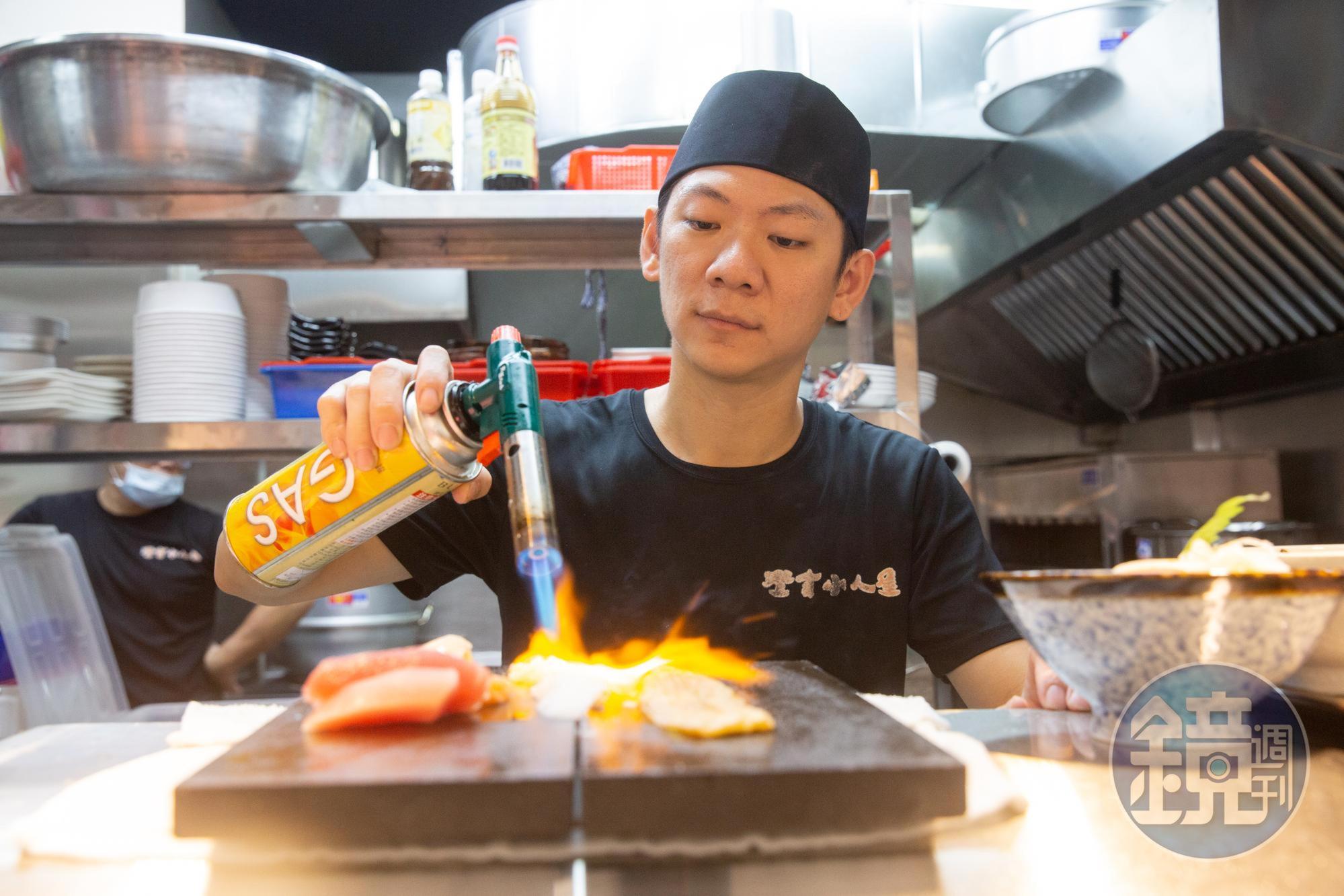 陳煥傑注重料理細節,精選炙燒食材的厚度與時間,圖中料理的比目魚鮨邊握壽司入口即化。