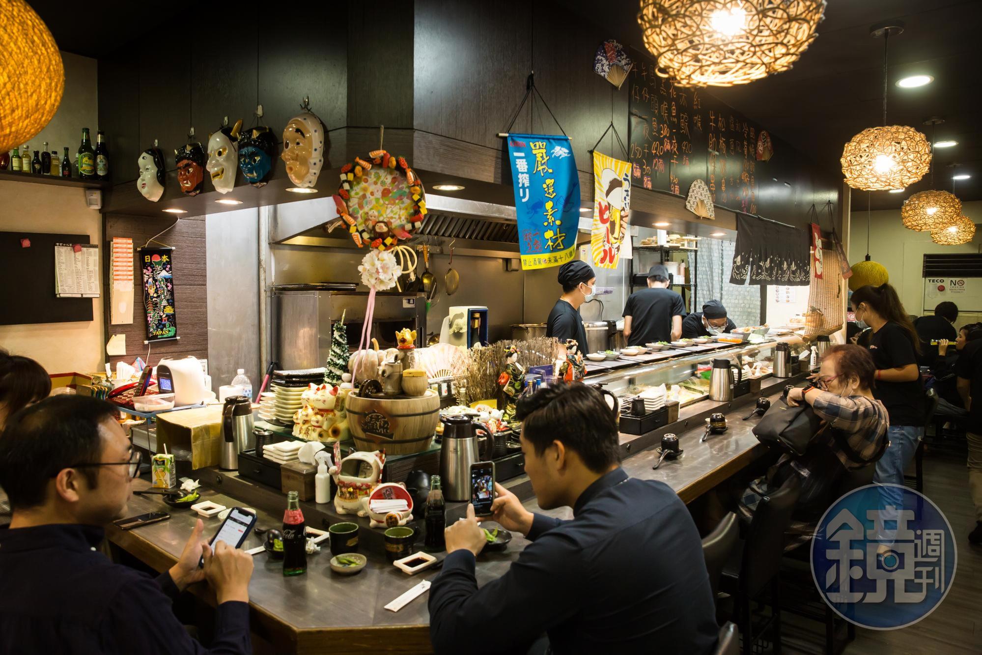 澄食小人屋一店僅20個座位,許多人喜歡坐在板前位置。