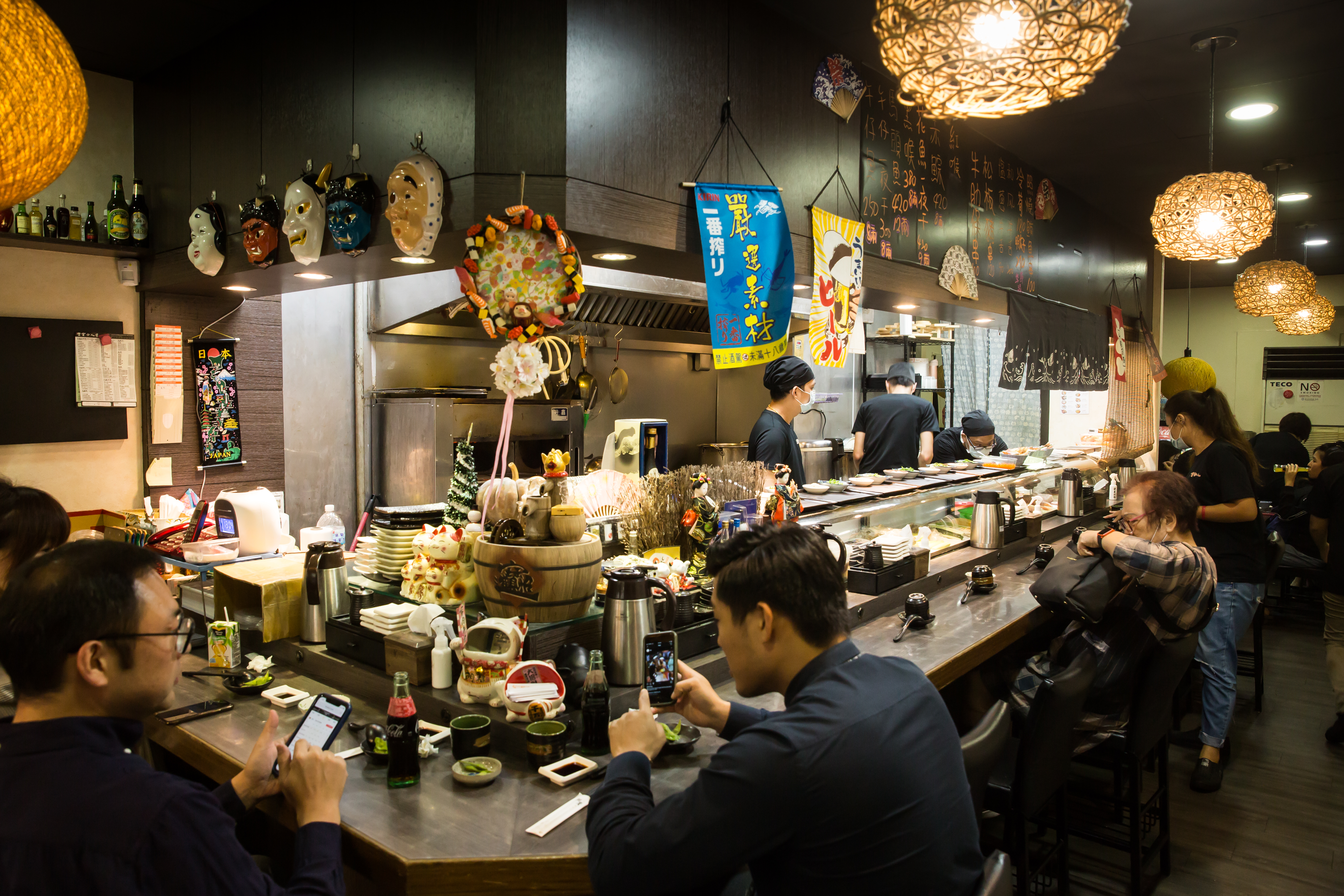 澄食小人屋一店僅20個座位，許多人喜歡坐在板前位置。
