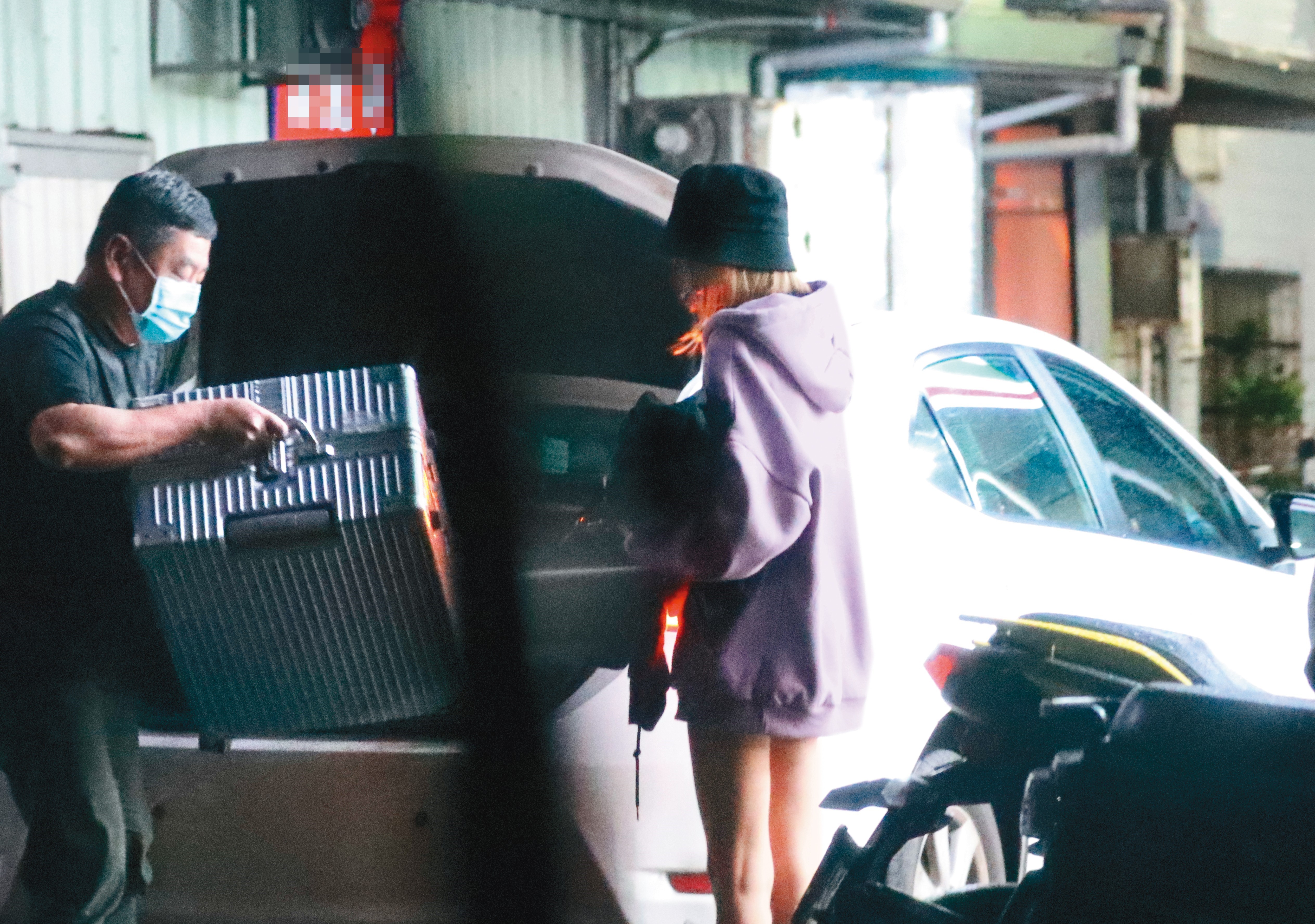 11/12 23：20 凱倫帶的行李超大，據悉，她只要去台北工作，都會住在張立昂家。