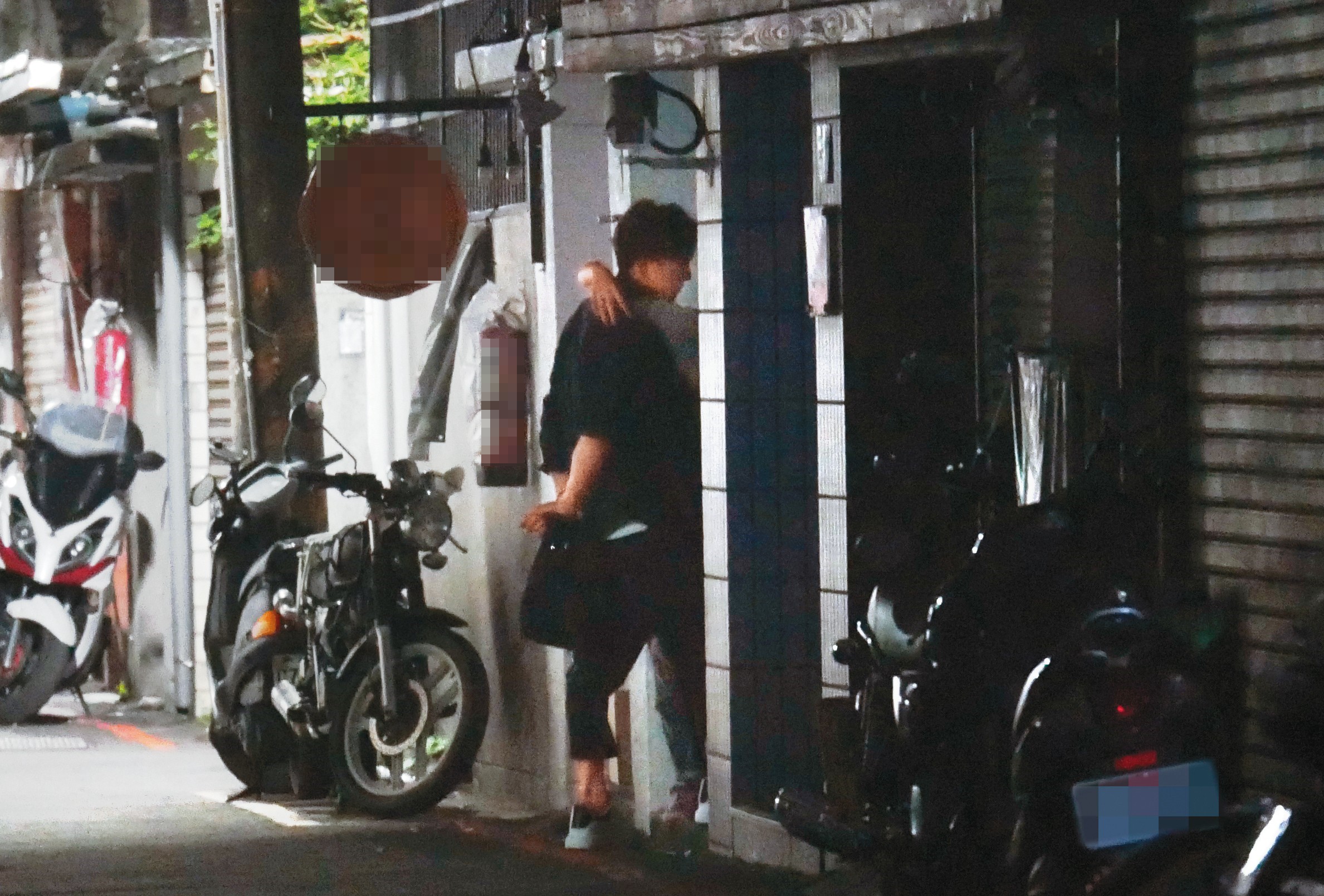 2018年張立昂酒後舉止奔放，與女助理在門前激頂。