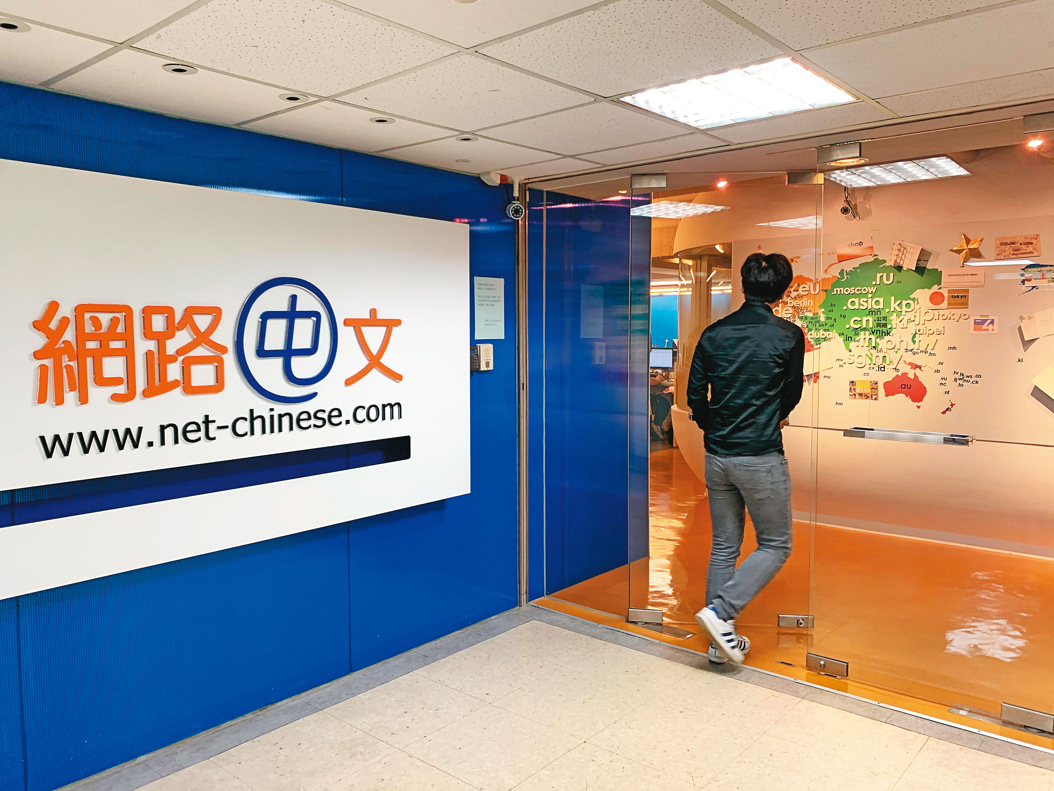 湯政仁成立的「思源資訊」資本額僅800萬元,且辦公室依附在「網路中文」公司裡,並無自家門面。