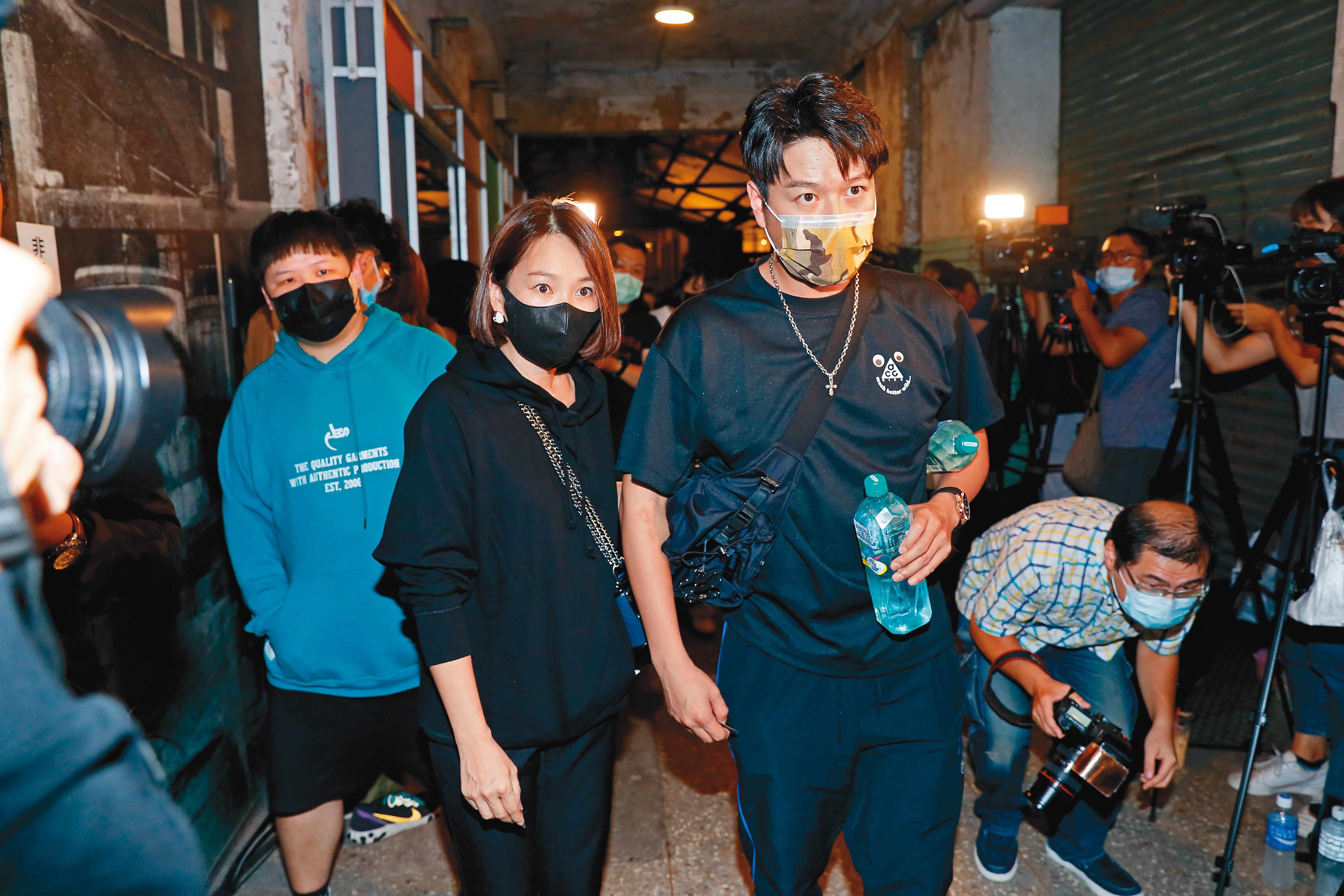 雖然結婚9年爭吵不斷，但六月與李易（右）仍經常相偕出席公開活動。