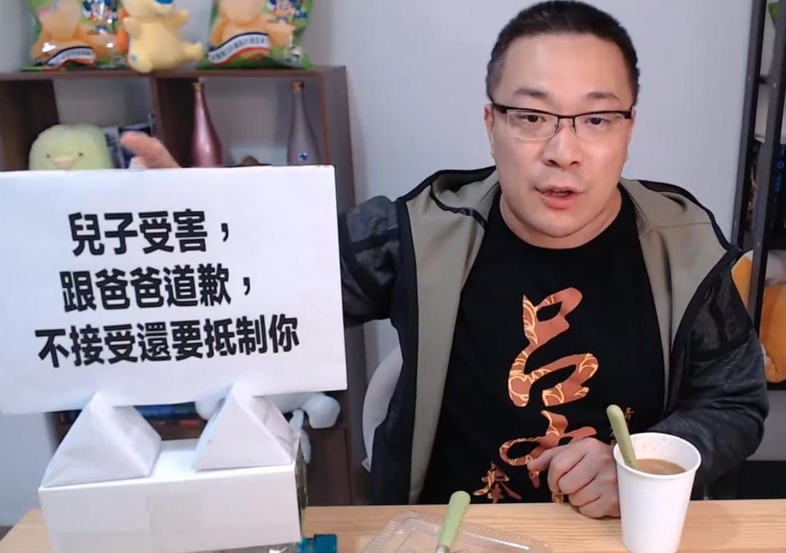 周玉蔻呼籲大家拒吃「皇家」牛肉麵，朱學恒po文反擊，認為這樣的側翼跟強盜有什麼兩樣。（翻攝自朱學恒的阿宅萬事通事務所臉書粉專）