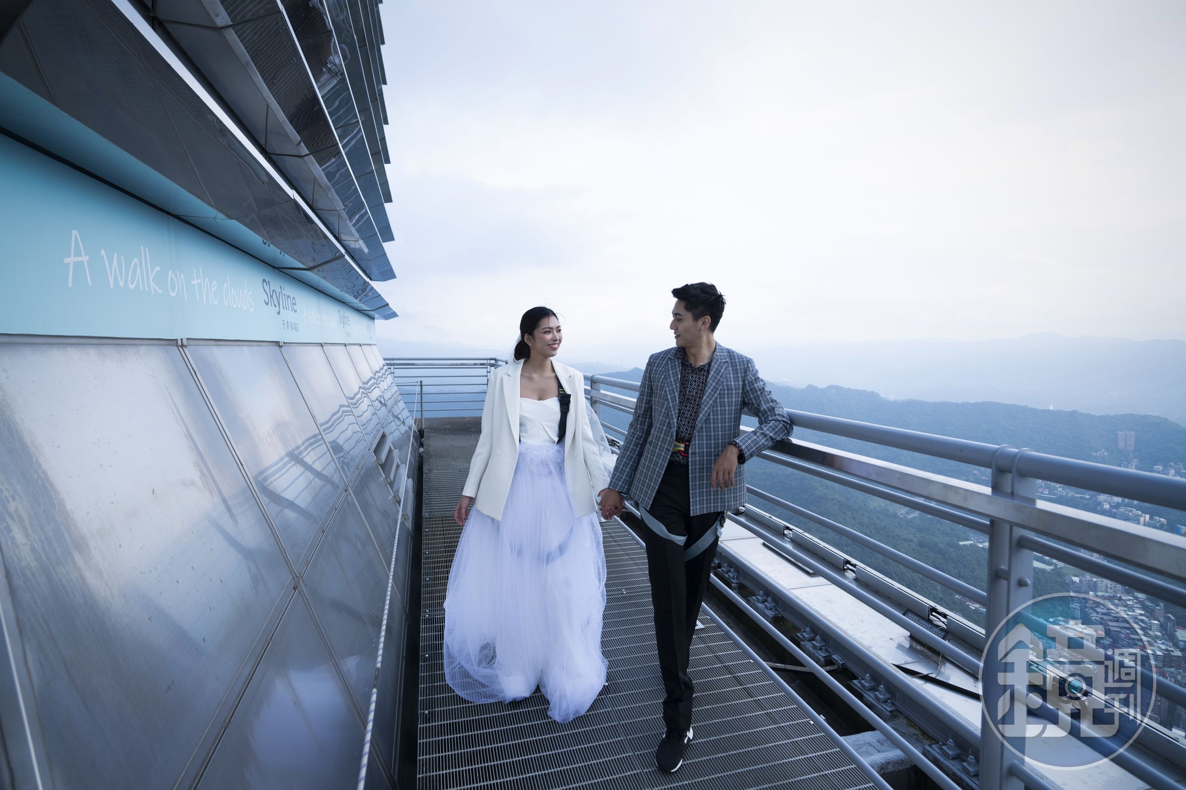 台北101第一次開放101層提供婚紗拍攝，新人必須充滿勇氣，才能擁有難忘的回憶。（LinLi Boutique提供）