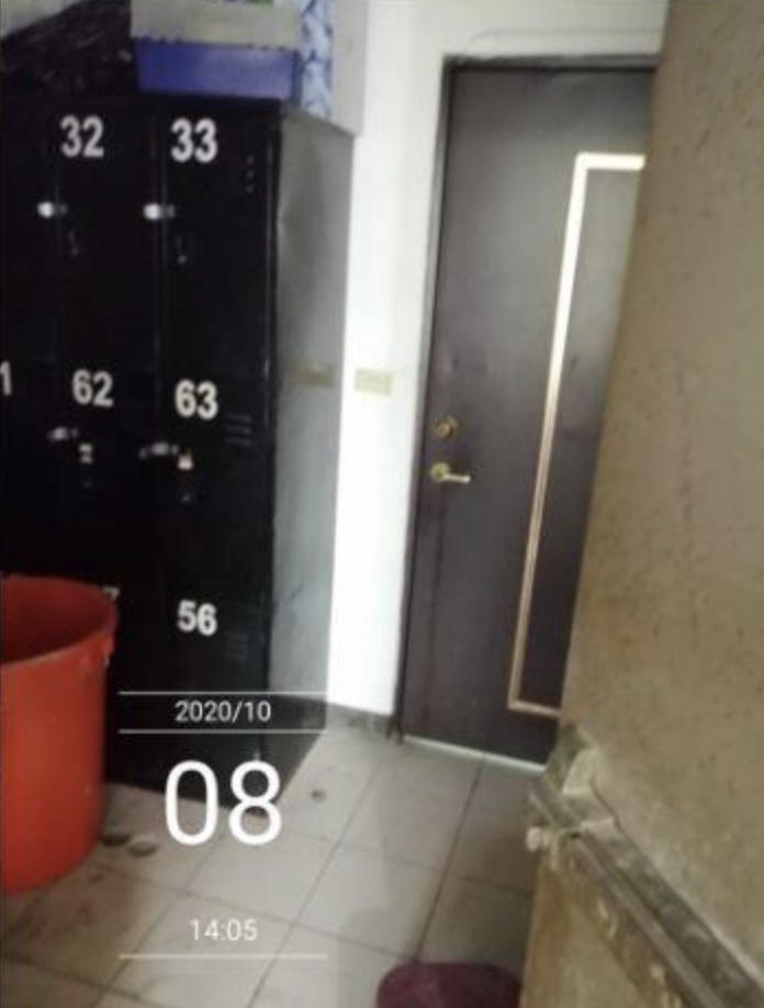 違建頂樓加蓋分成29間出租,屋況超髒亂引來熱議。(翻攝自「爆料公社」)