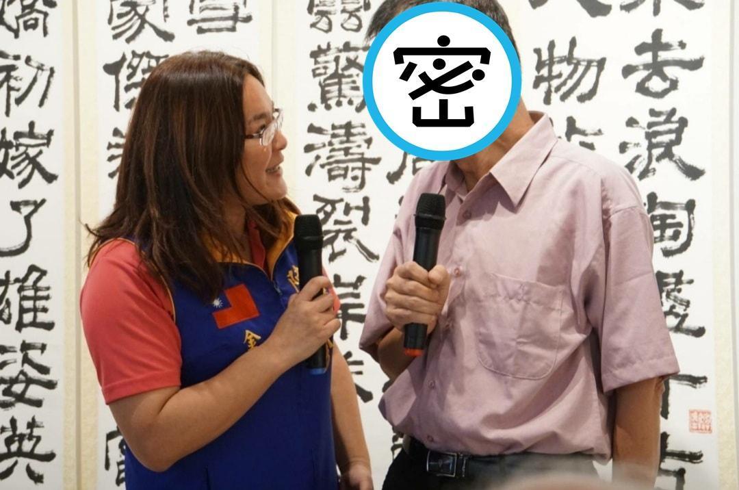 「學長」楊樹清(右)大方分享po出,他與陳玉珍(左)深情凝望的合照。(翻攝自陳玉珍臉書)