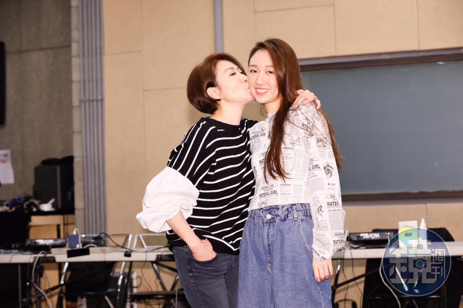 女兒王敏淳(右)幫媽媽補身子,李翊君(左)相當感動。