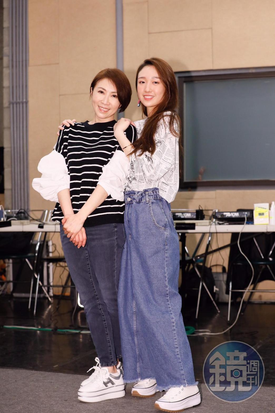 李翊君(左)為演唱會排練,女兒香奈兒(右)特地探班送上黑蒜頭雞湯。