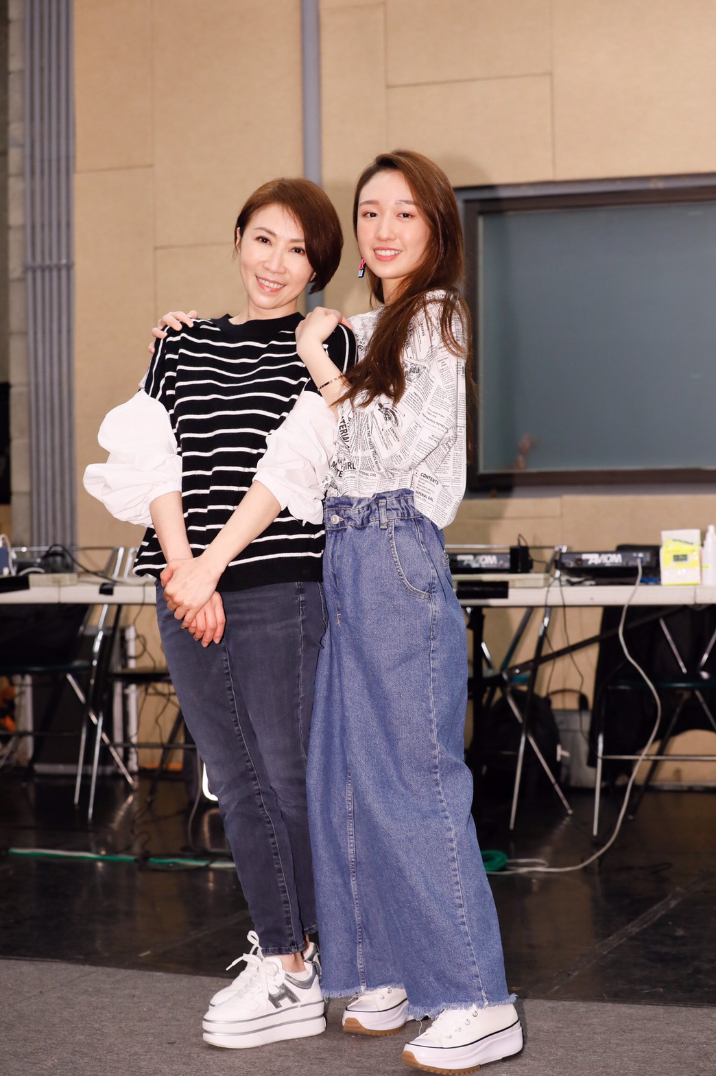 李翊君（左）為演唱會排練，女兒香奈兒（右）特地探班送上黑蒜頭雞湯。