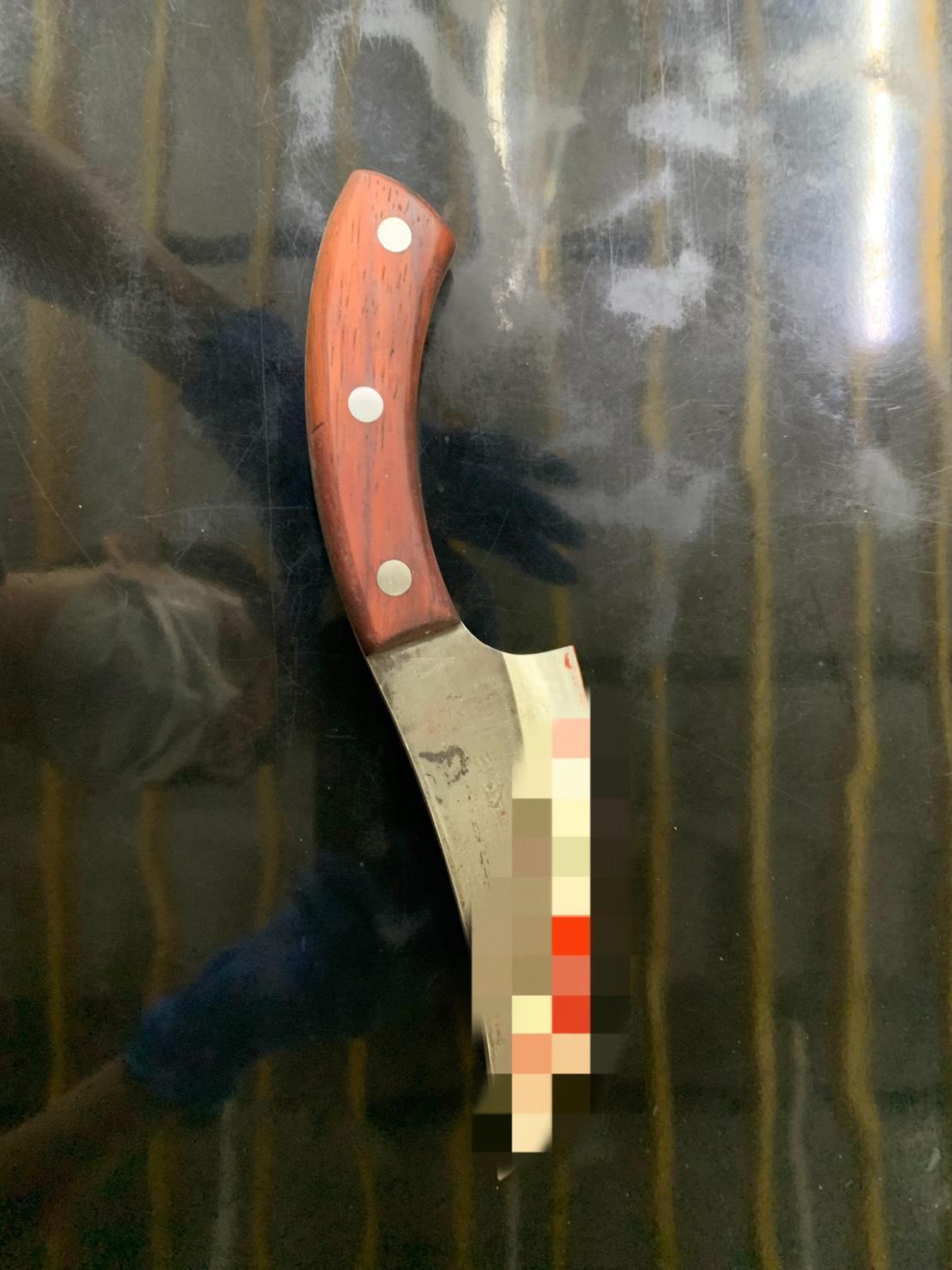 警方於機車置物箱搜出作案凶刀一把。(警方提供)