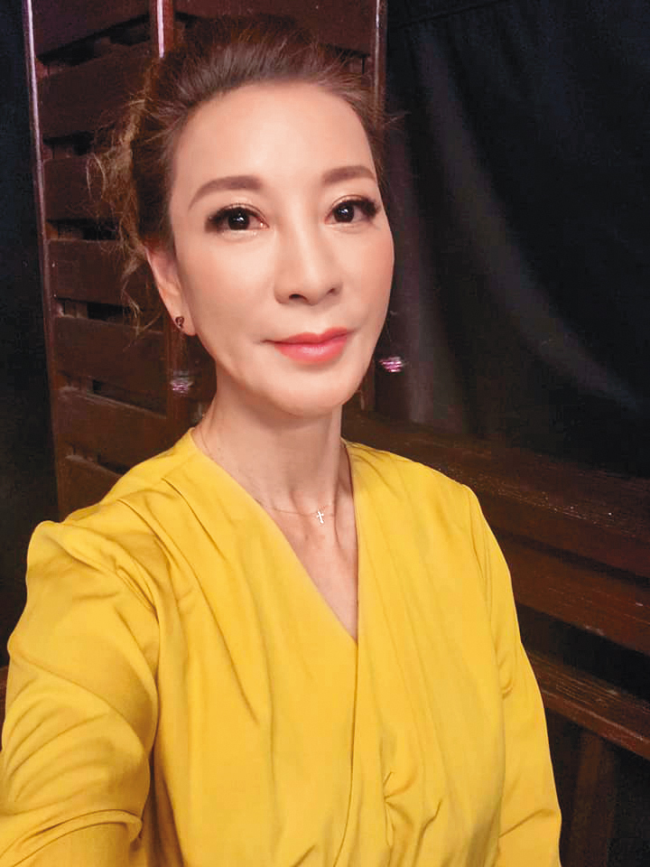 楊繡惠除了因為年紀關係、對方家人反對而跟小男友情變，距離也是其中分手因素。（翻攝楊繡惠臉書）