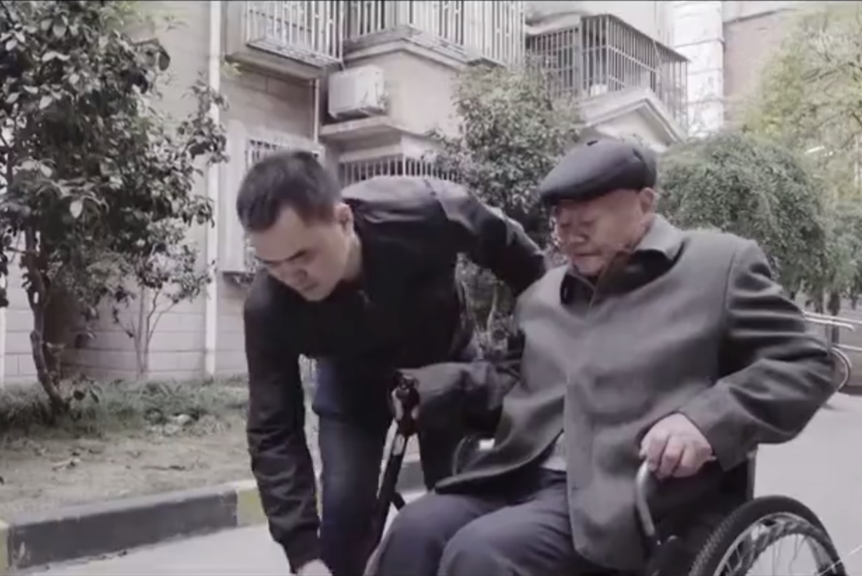 88歲的馬林(右)感謝照顧他的小游(左),決定將身家都託付給他們全家。(翻攝自騰訊視頻)