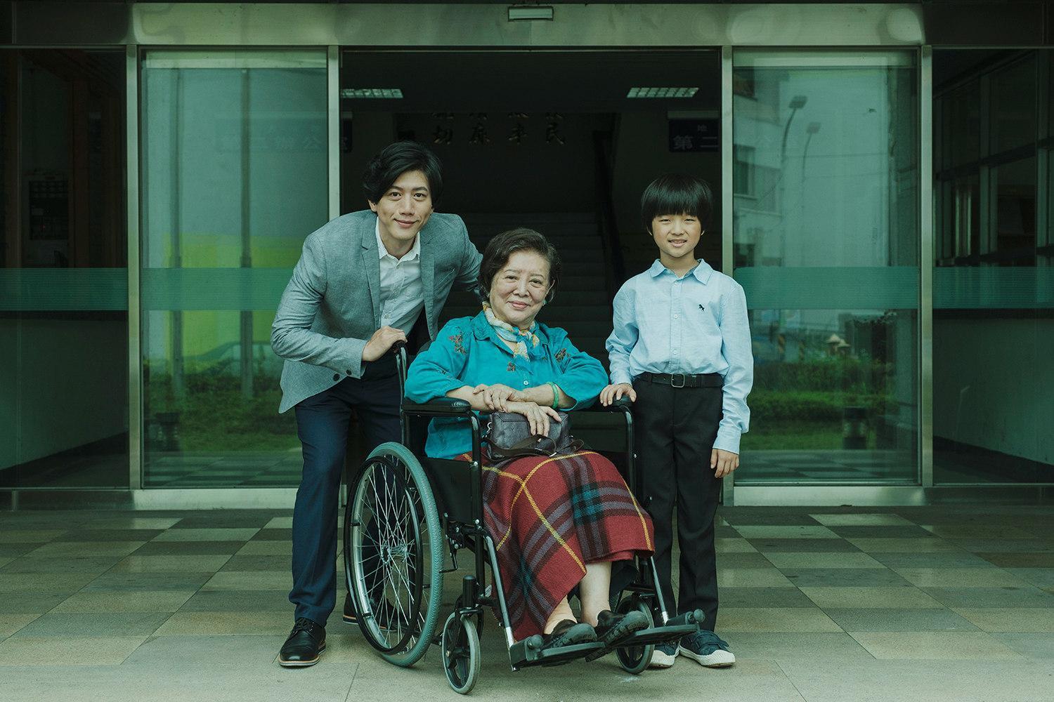 《親愛的房客》中,住在頂樓加蓋的房客莫子儀(左),多年以來無怨無悔照顧房東太太陳淑芳(中)跟她的孫子白潤音(右),其實這一切都充滿了洋蔥。(金馬獎執委會提供)