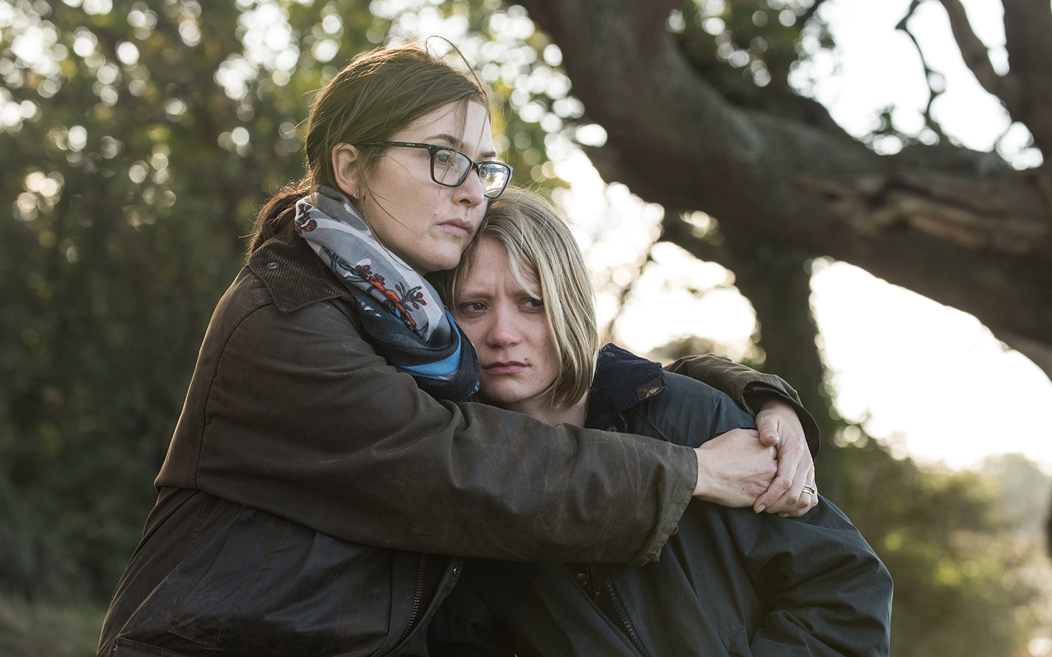 凱特溫斯蕾（左）與蜜雅娃絲柯思卡（右）在《說不出的告別》，面對母親不久於人世的現實。（海樂影業提供）