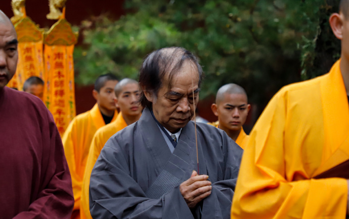 台灣「漫畫大師」蔡志忠（灰衣）出家成為佛門沙彌「釋延一」。（翻攝自釋永信微博）