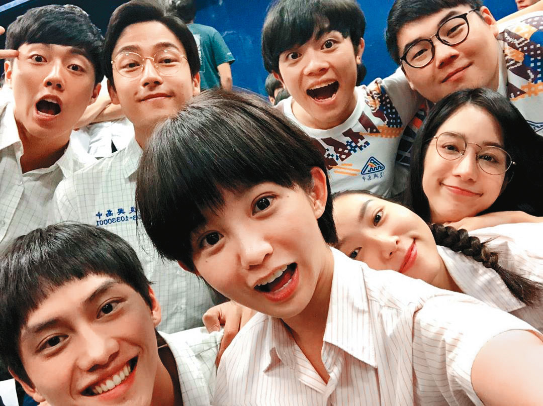 郭書瑤(中)演出《通靈少女》的高中生仙姑,怕火的她努力克服,也苦練台語。(翻攝IG)