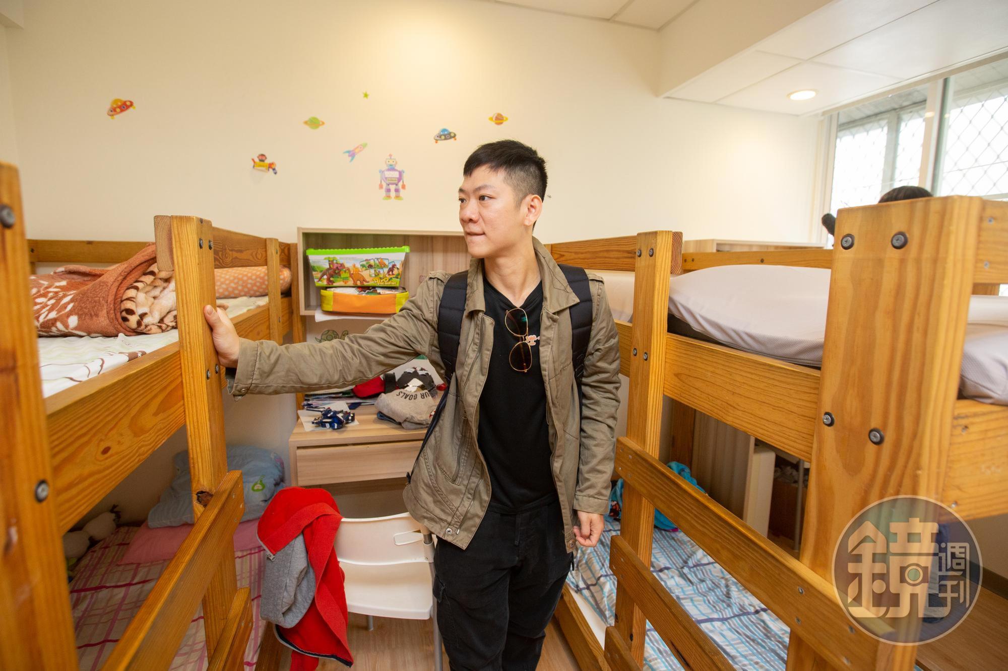 從小父母離異,陳煥傑3歲被送到忠義育幼院,他現在仍會抽空回院區探訪。