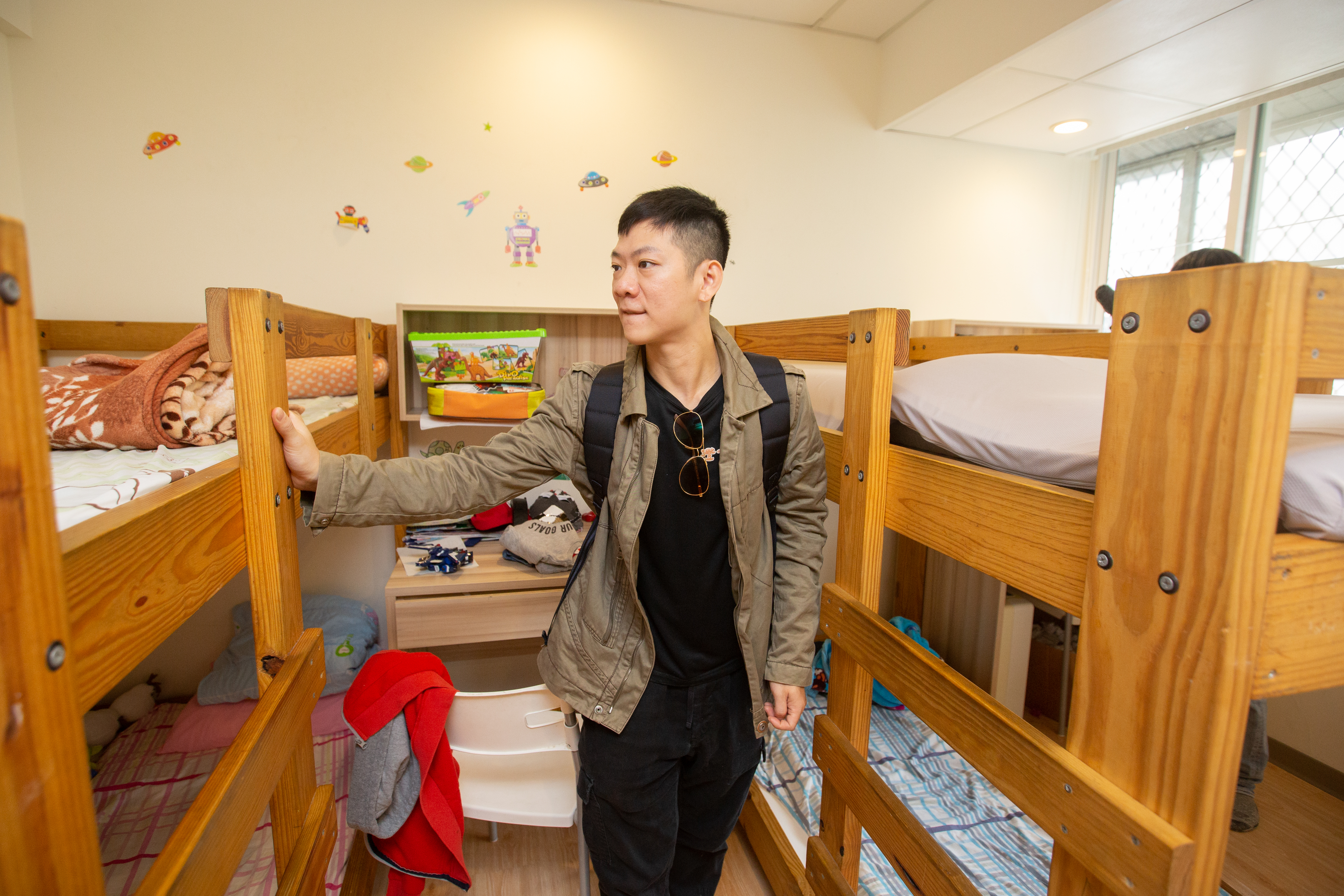 從小父母離異，陳煥傑3歲被送到忠義育幼院，他現在仍會抽空回院區探訪。