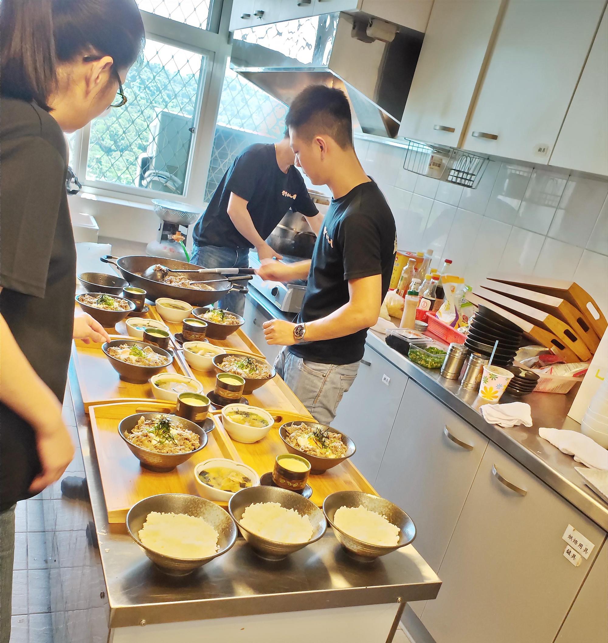 陳煥傑(右1)希望和院童分享對料理的熱情,這2年暑假他都會抽空回育幼院義煮,讓孩子們嘗嘗美味丼飯。(忠義基金會提供)