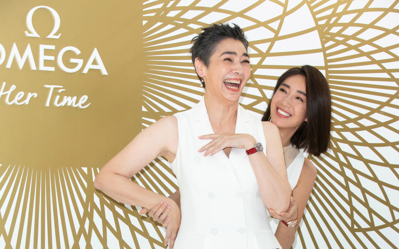 賴佩霞（左）拍照時求救隋棠（右）「來教我一下」，隋棠立刻上前教婆婆怎麼擺Pose。