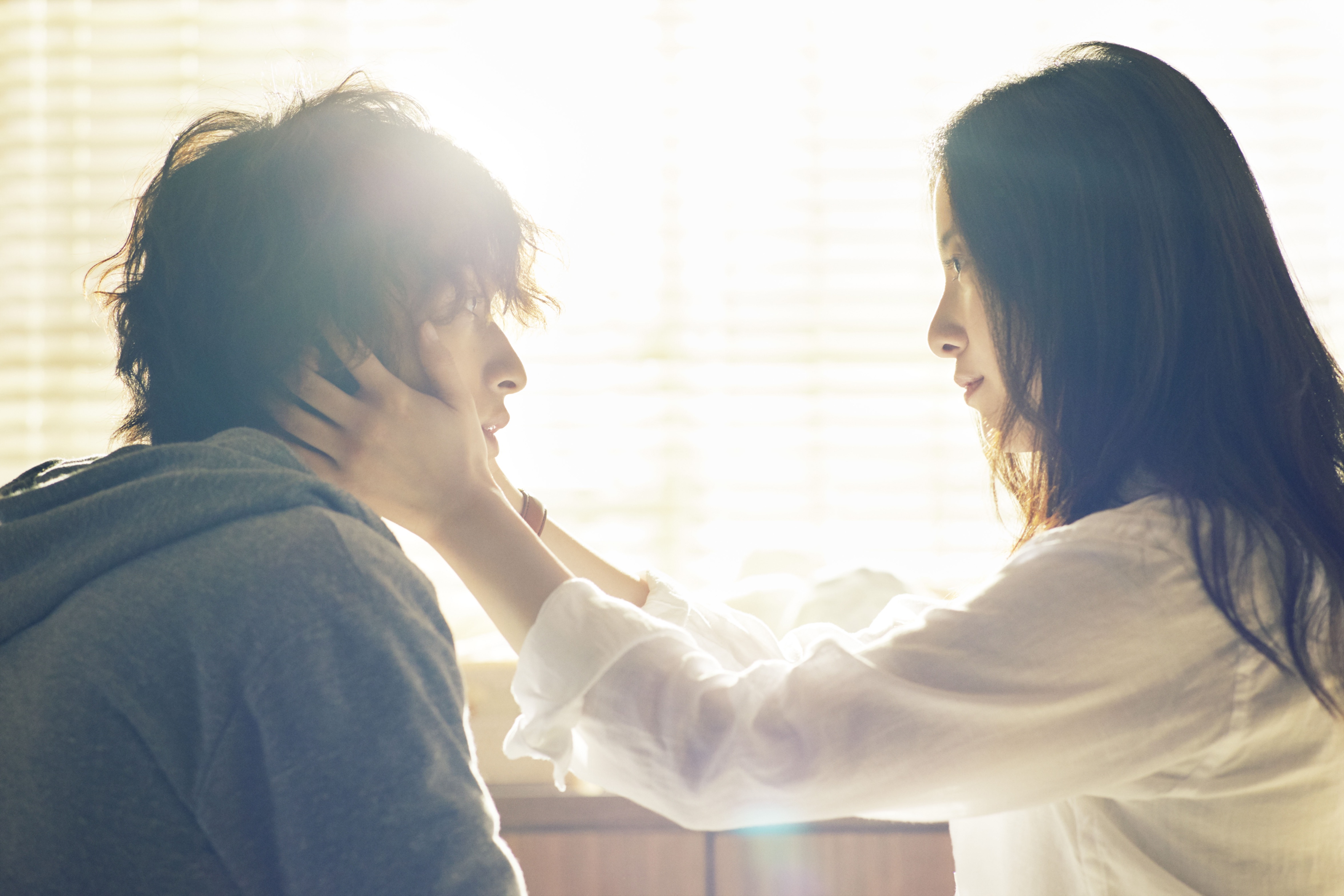 吉高由里子（右）與小8歲的橫濱流星（左）在新片《看不見的愛》中揪心相戀。（威視電影提供）