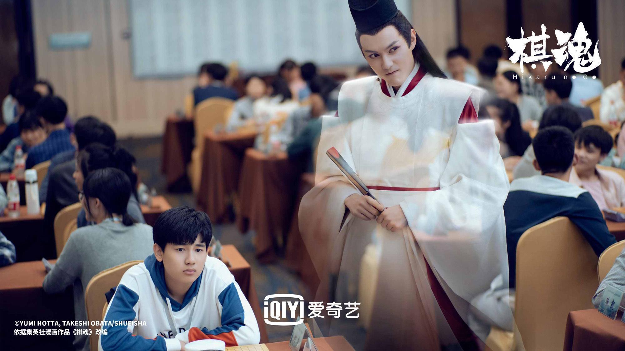中國大陸翻拍知名動漫《棋靈王》真人版網劇，主角「佐為」（右）變成中國人，扮相卻宛如「東方不敗」，遭網友徹底嫌棄。（翻攝自《棋魂》官方微博）